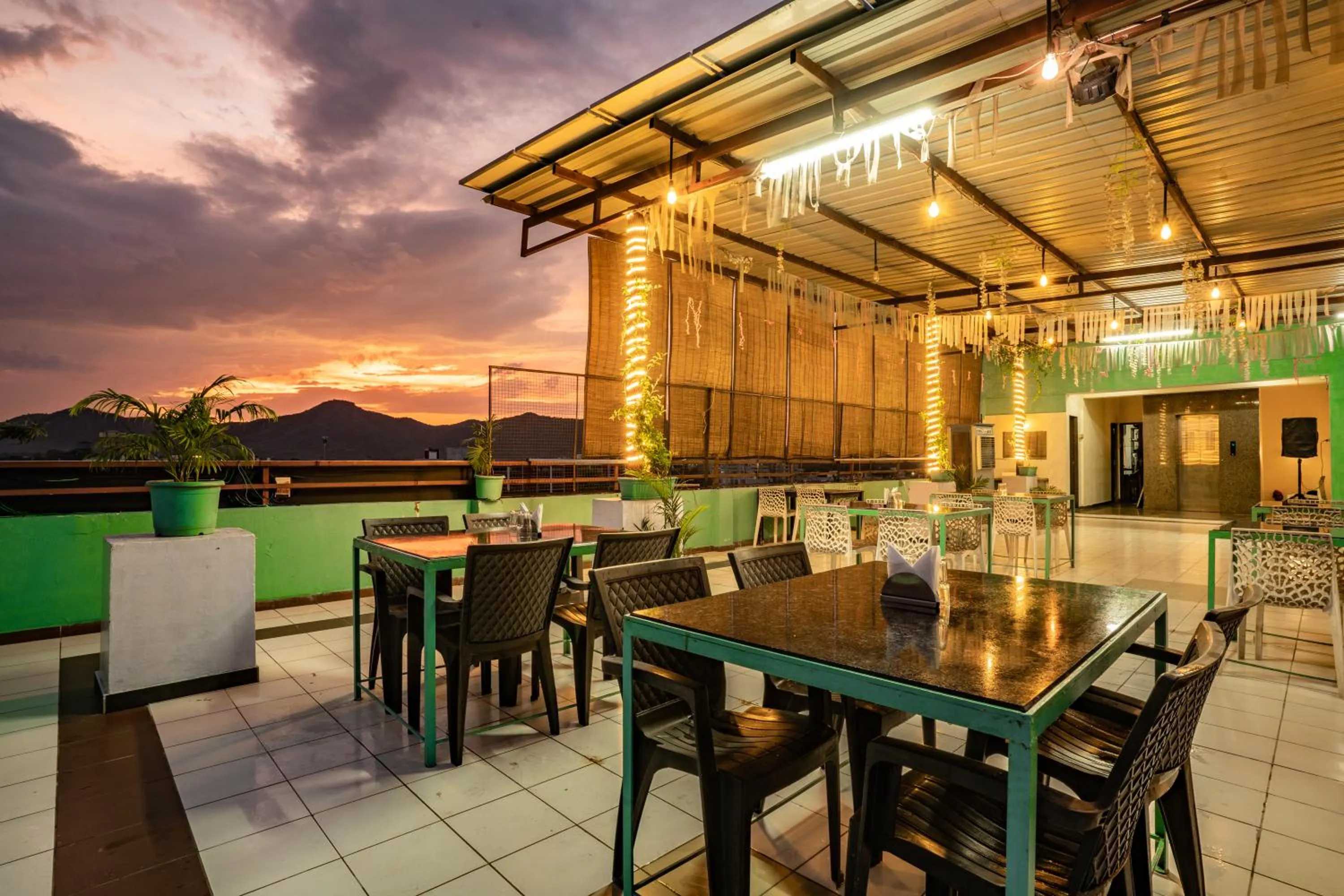 Restaurant/places to eat in Hotel Naman