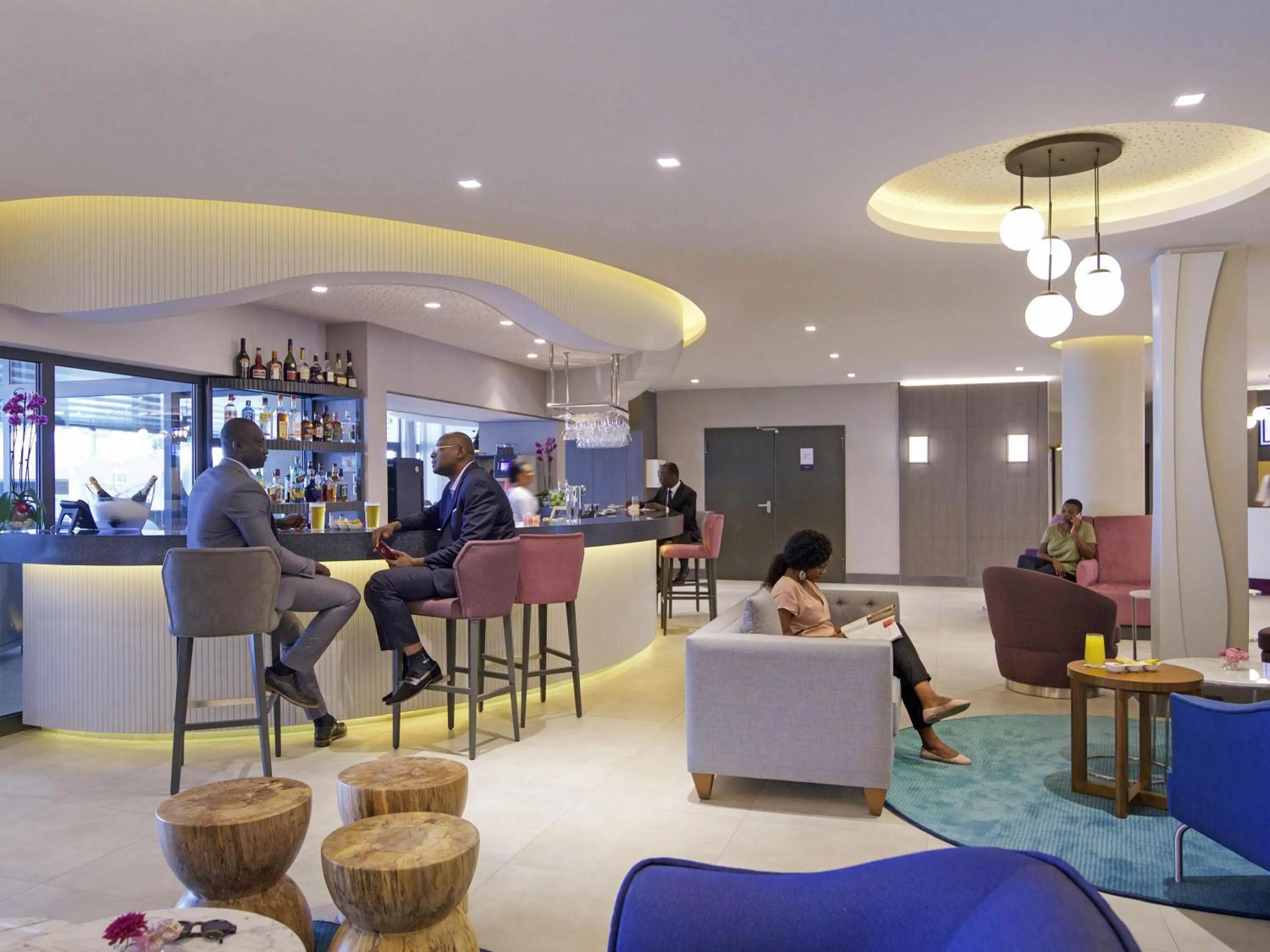 Lounge or bar in Novotel Cotonou Orisha