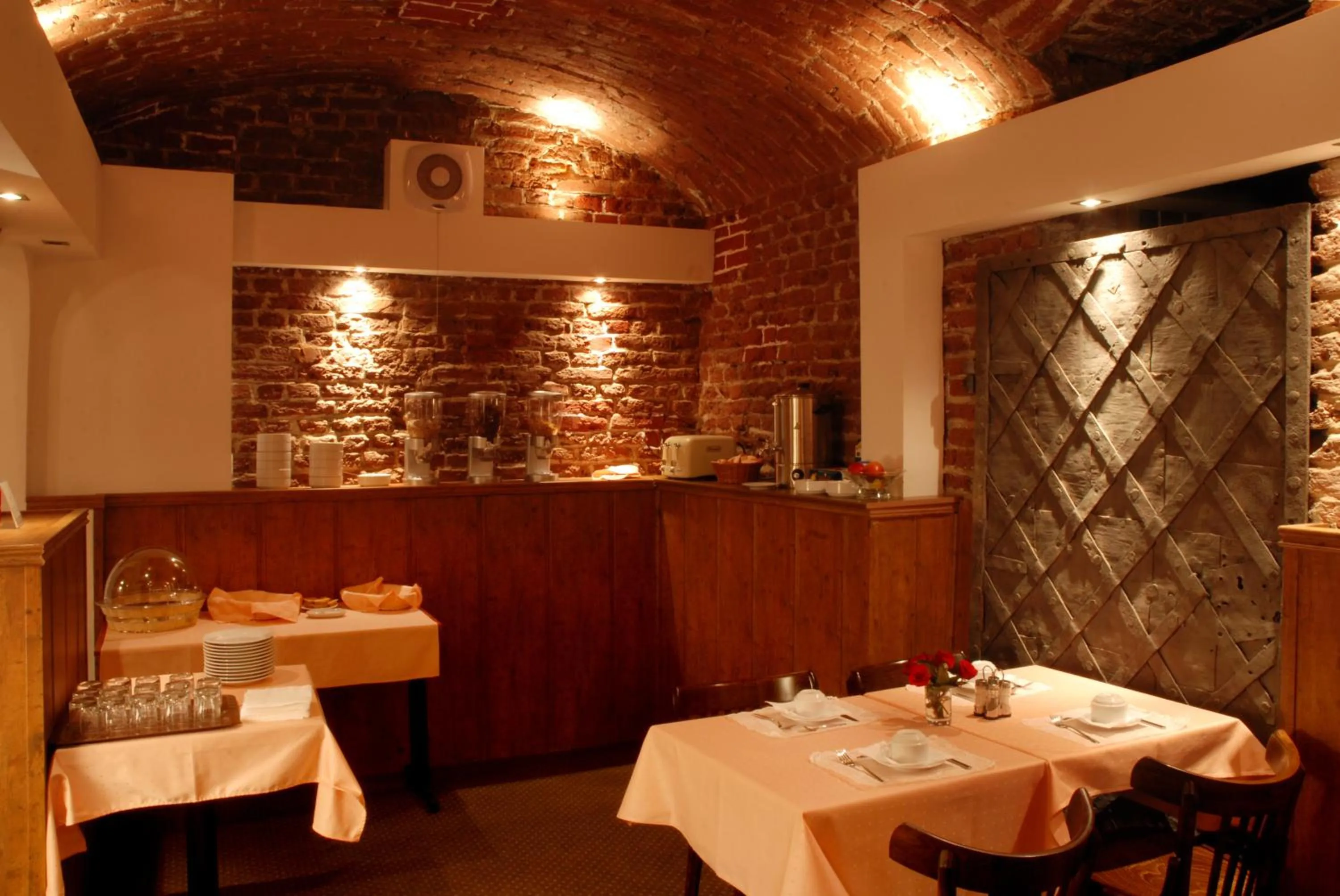 Restaurant/places to eat in Dom Casimi