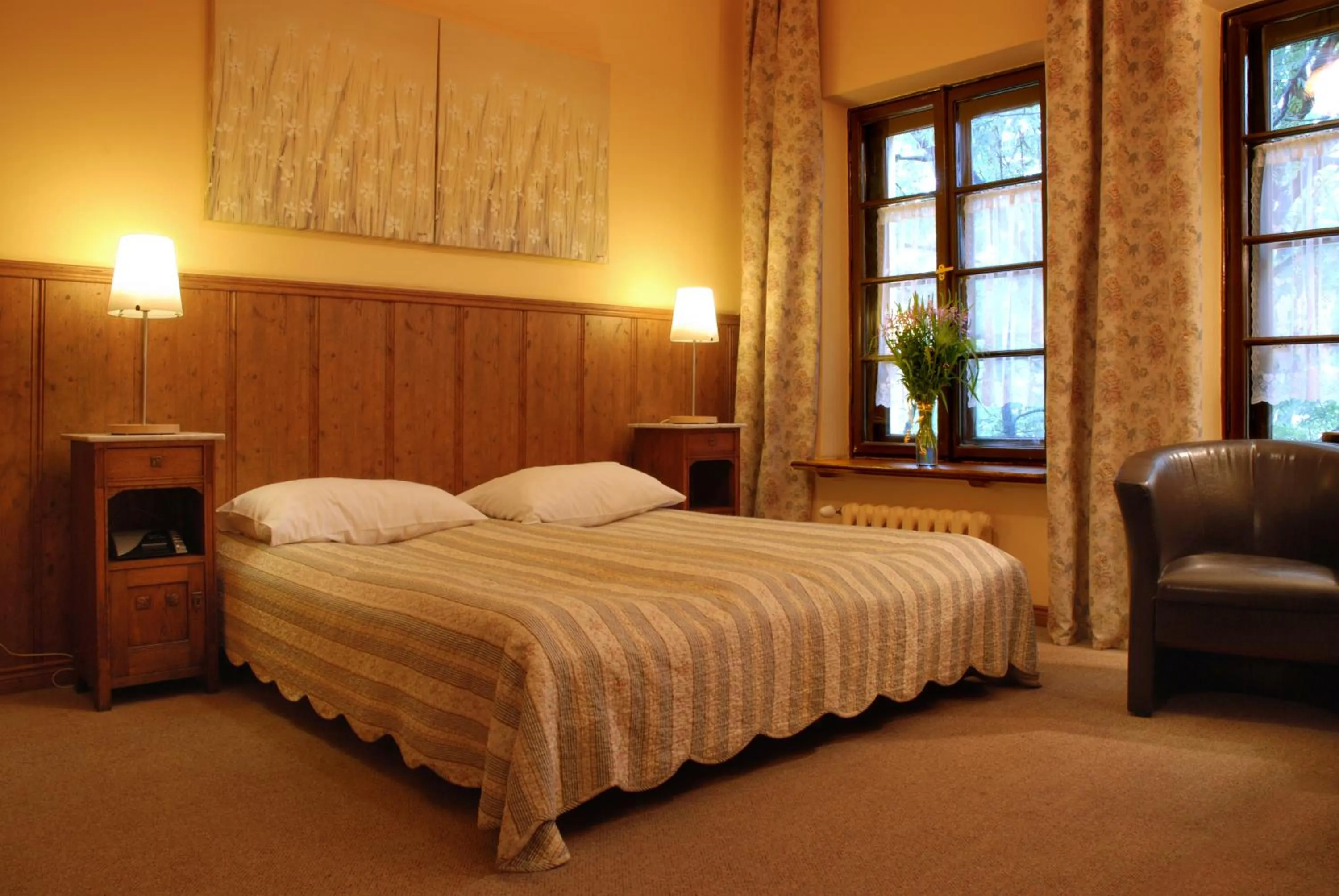 Seating area, Bed in Dom Casimi