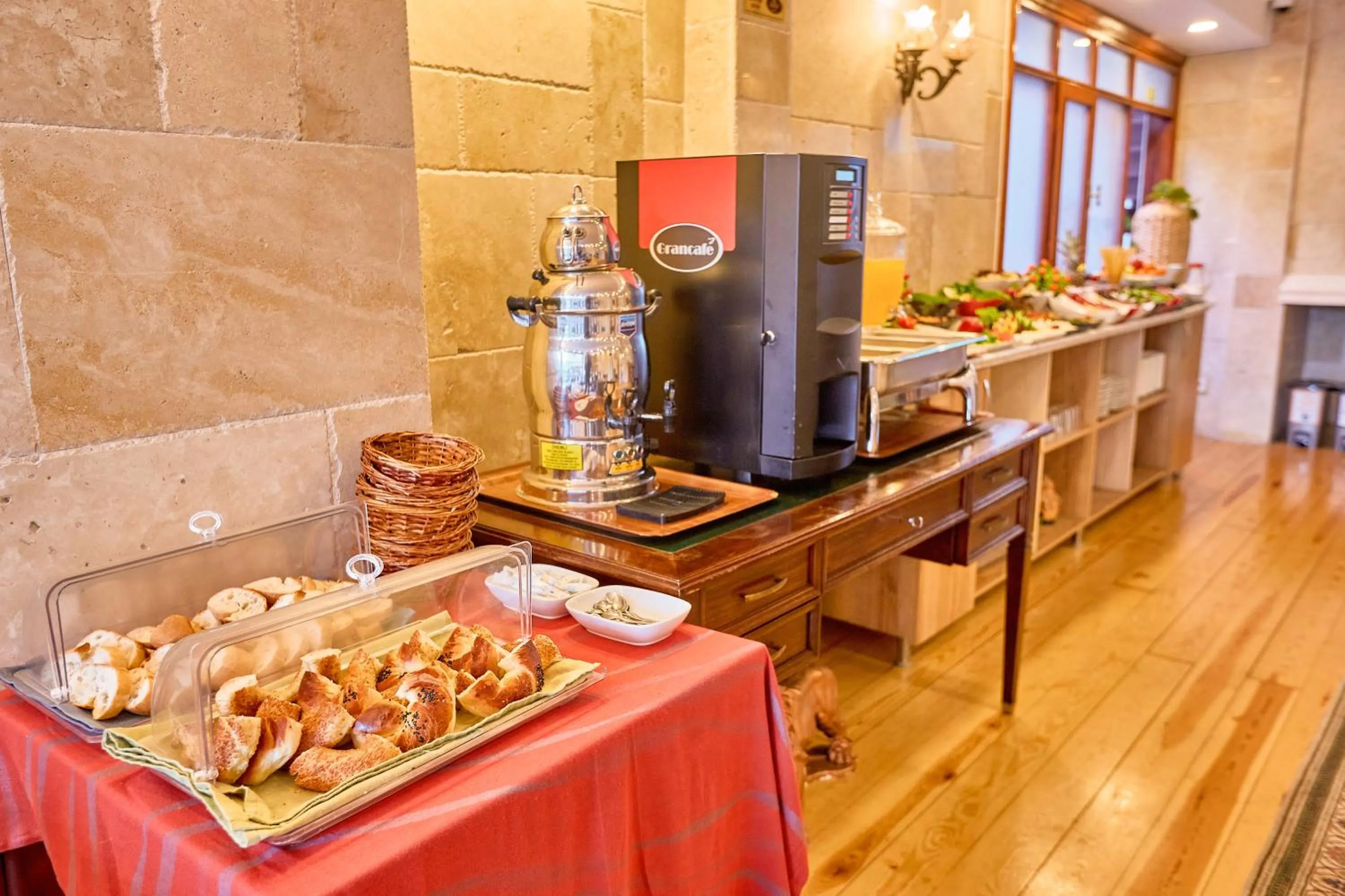 Restaurant/places to eat in Ardey Hotel