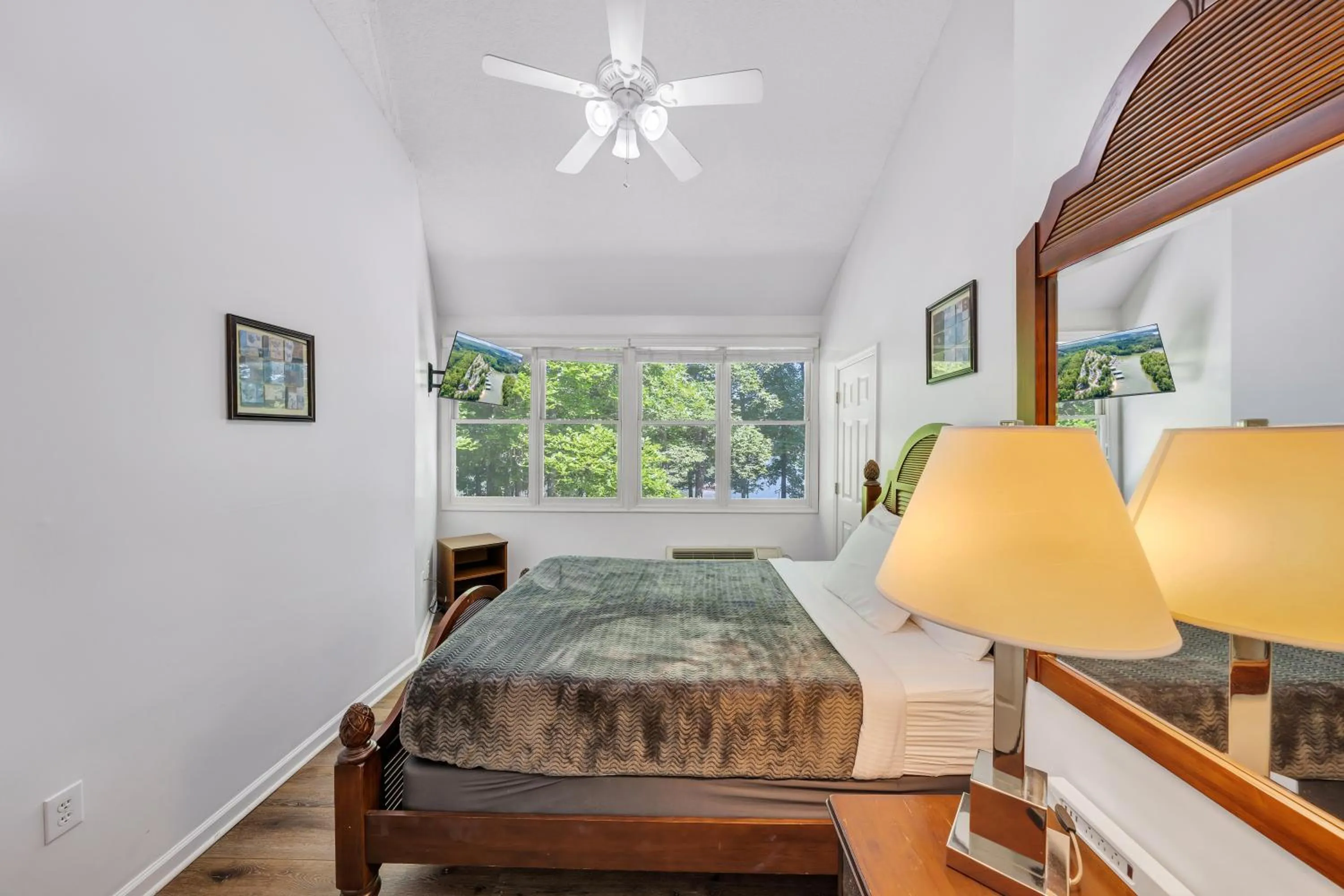 Bedroom, Bed in Halesford Harbour Resort - Smith Mountain Lake