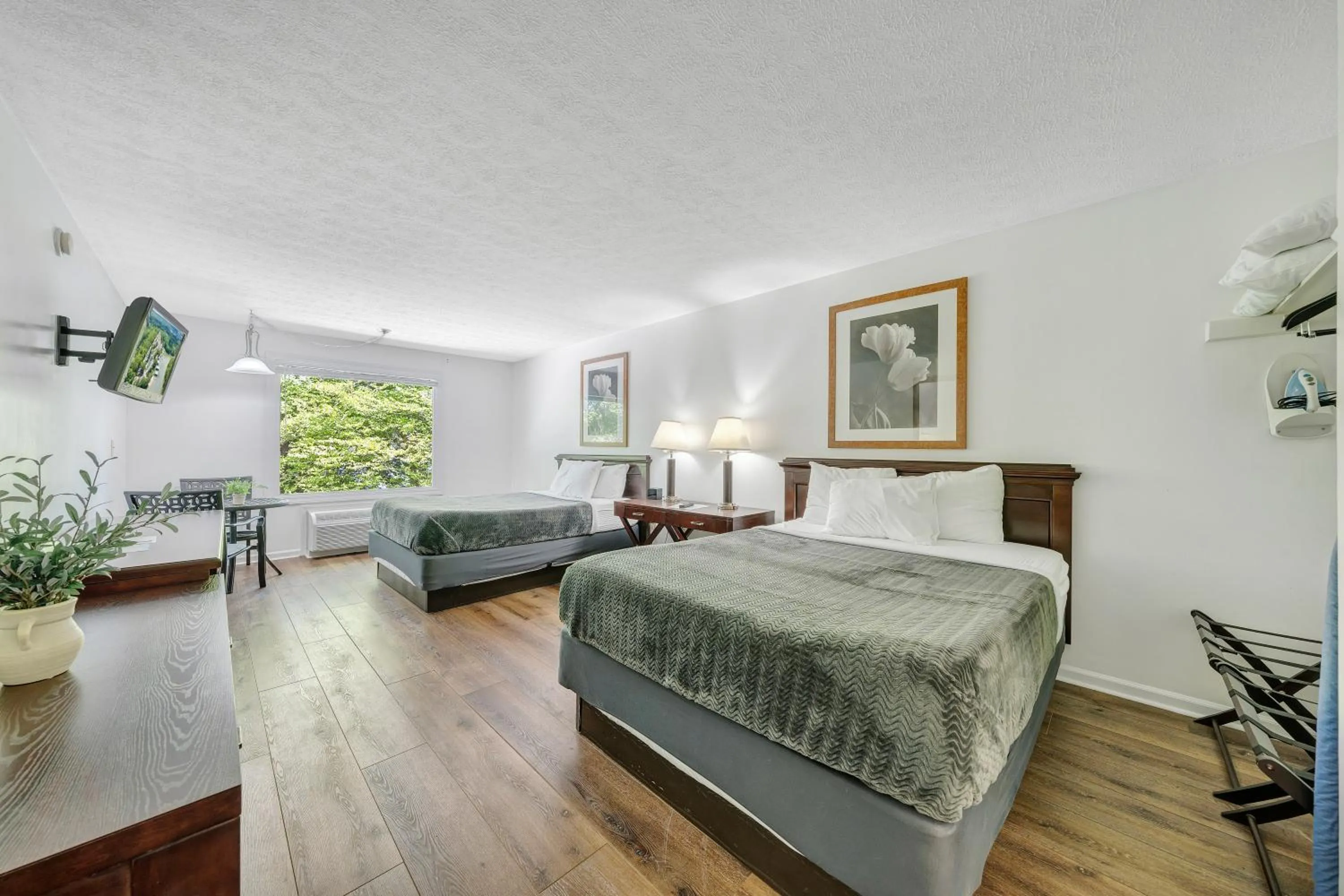 Bedroom, Bed in Halesford Harbour Resort - Smith Mountain Lake