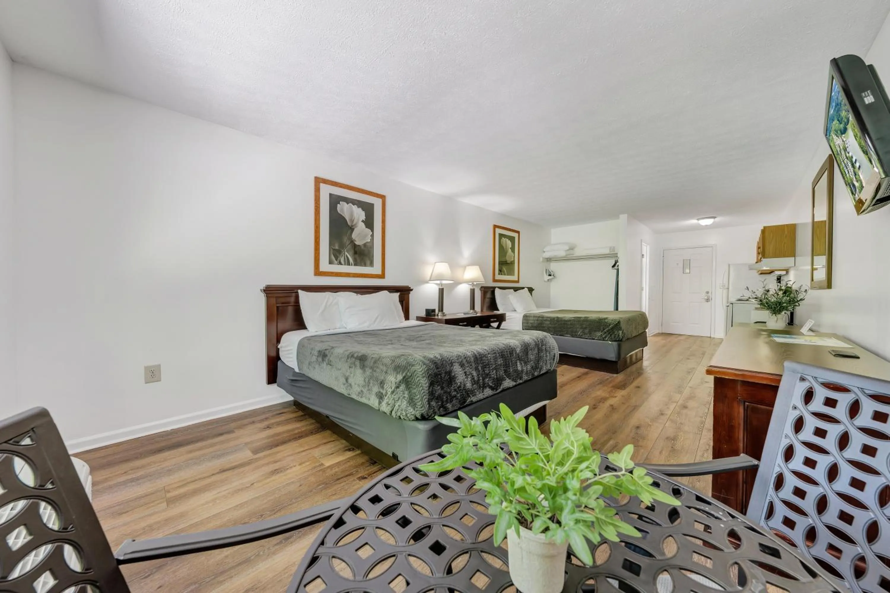 Bedroom, Bed in Halesford Harbour Resort - Smith Mountain Lake