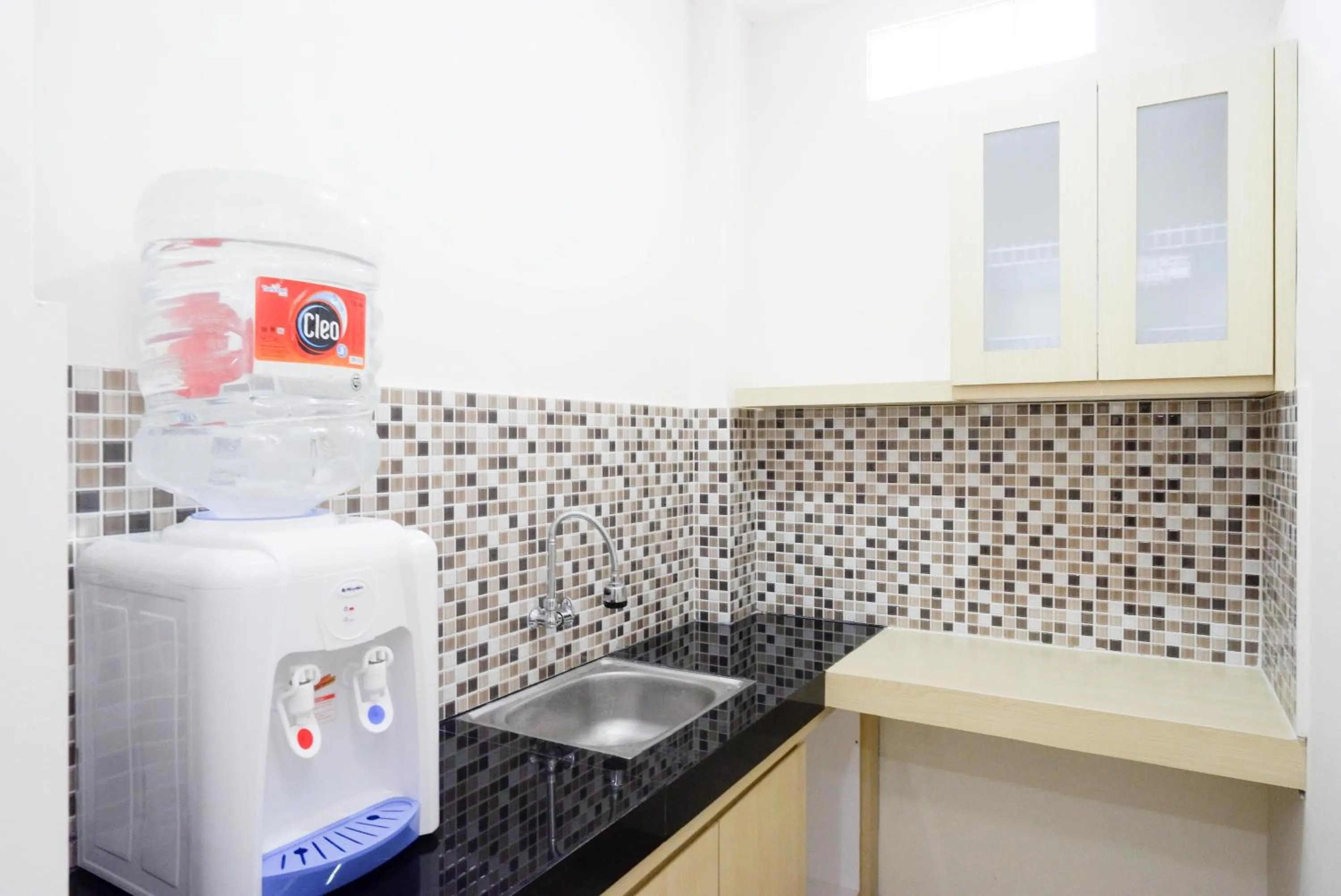 Communal kitchen in RedDoorz Plus near Pasar Gede Solo