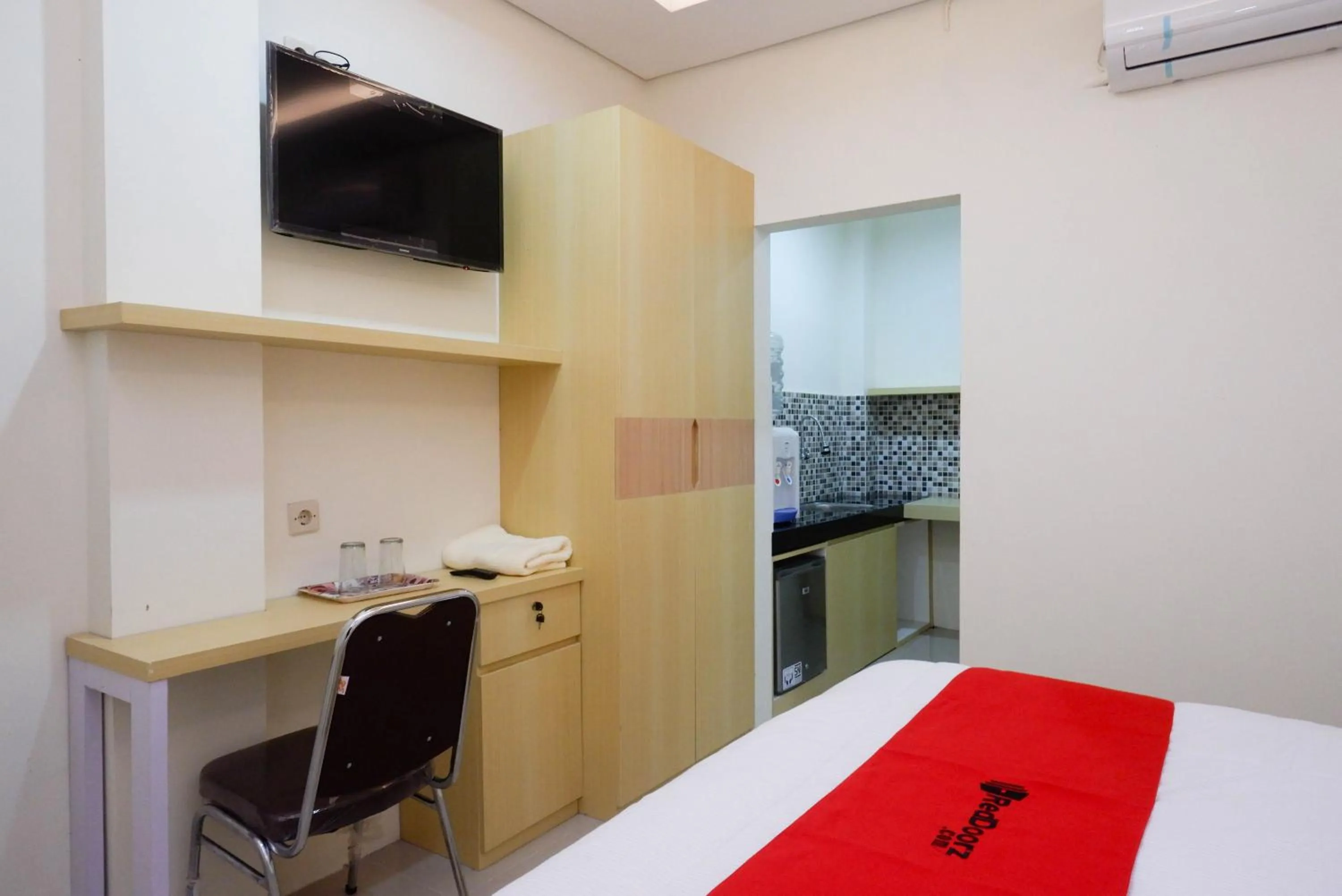 Bedroom, Bed in RedDoorz Plus near Pasar Gede Solo