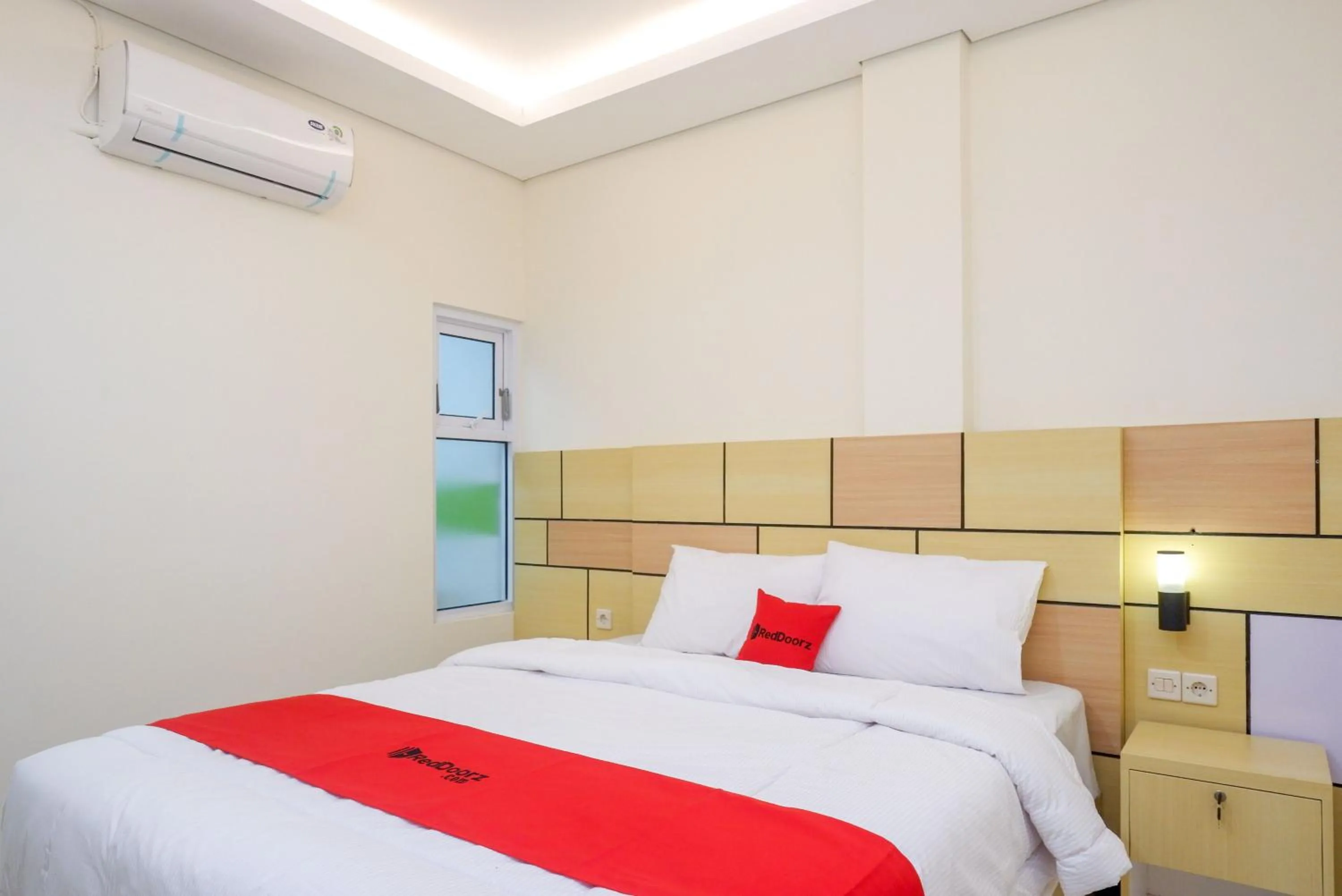 Bedroom, Bed in RedDoorz Plus near Pasar Gede Solo