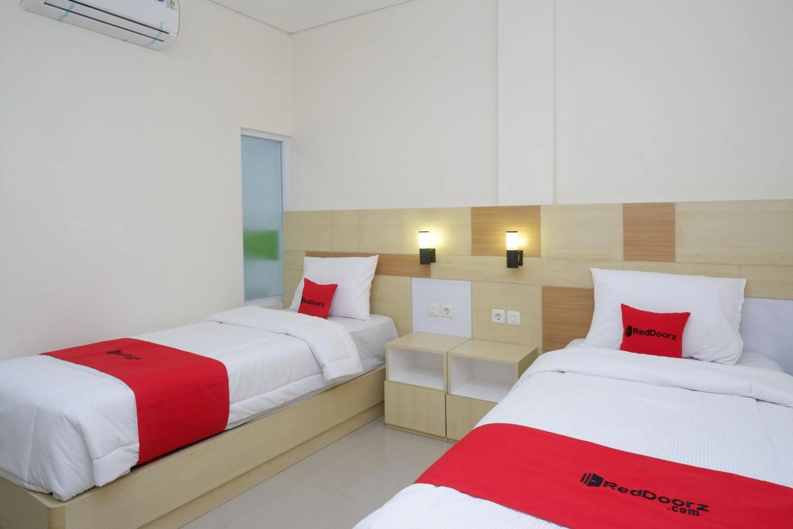 Bedroom, Bed in RedDoorz Plus near Pasar Gede Solo