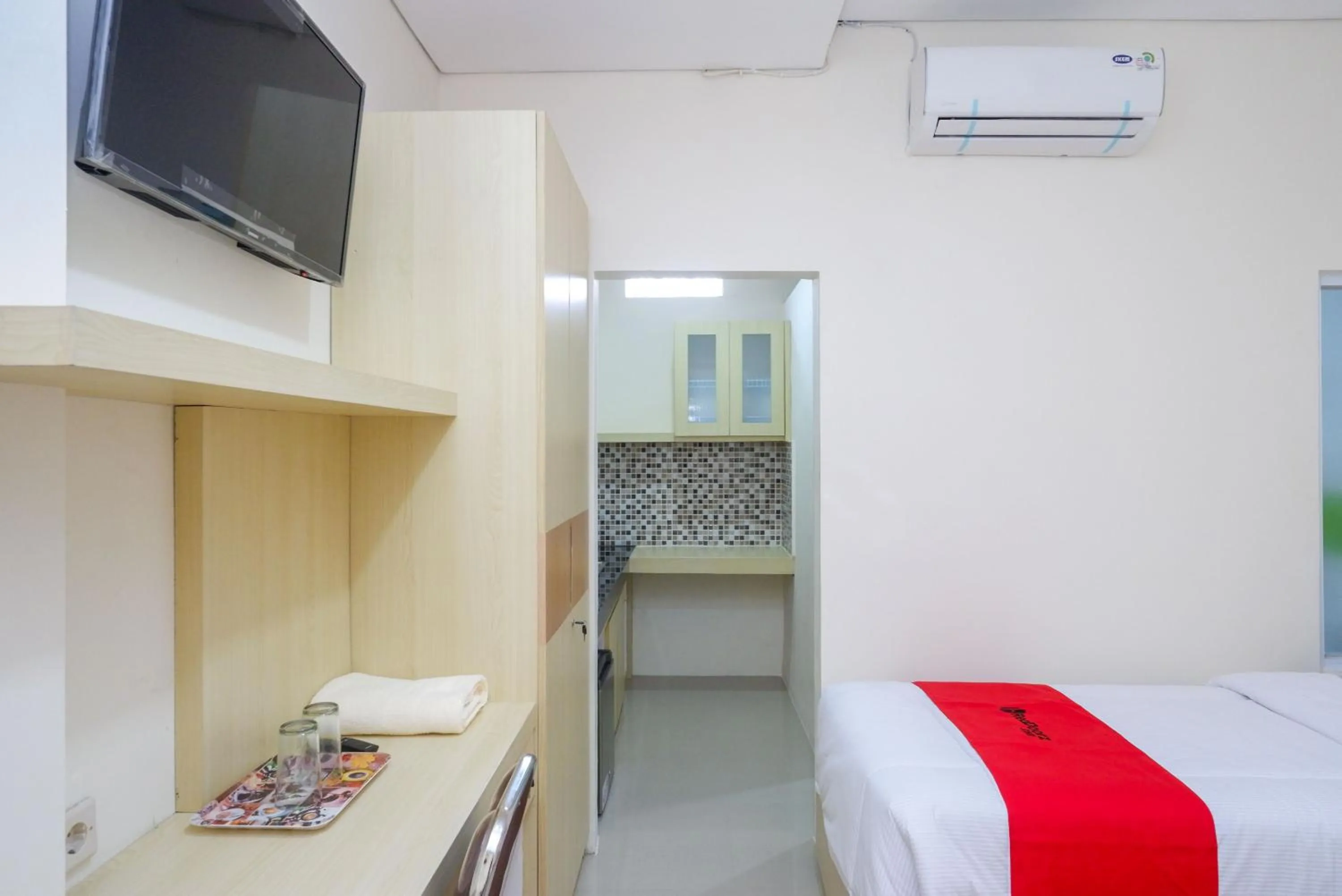 Bedroom, Bed in RedDoorz Plus near Pasar Gede Solo
