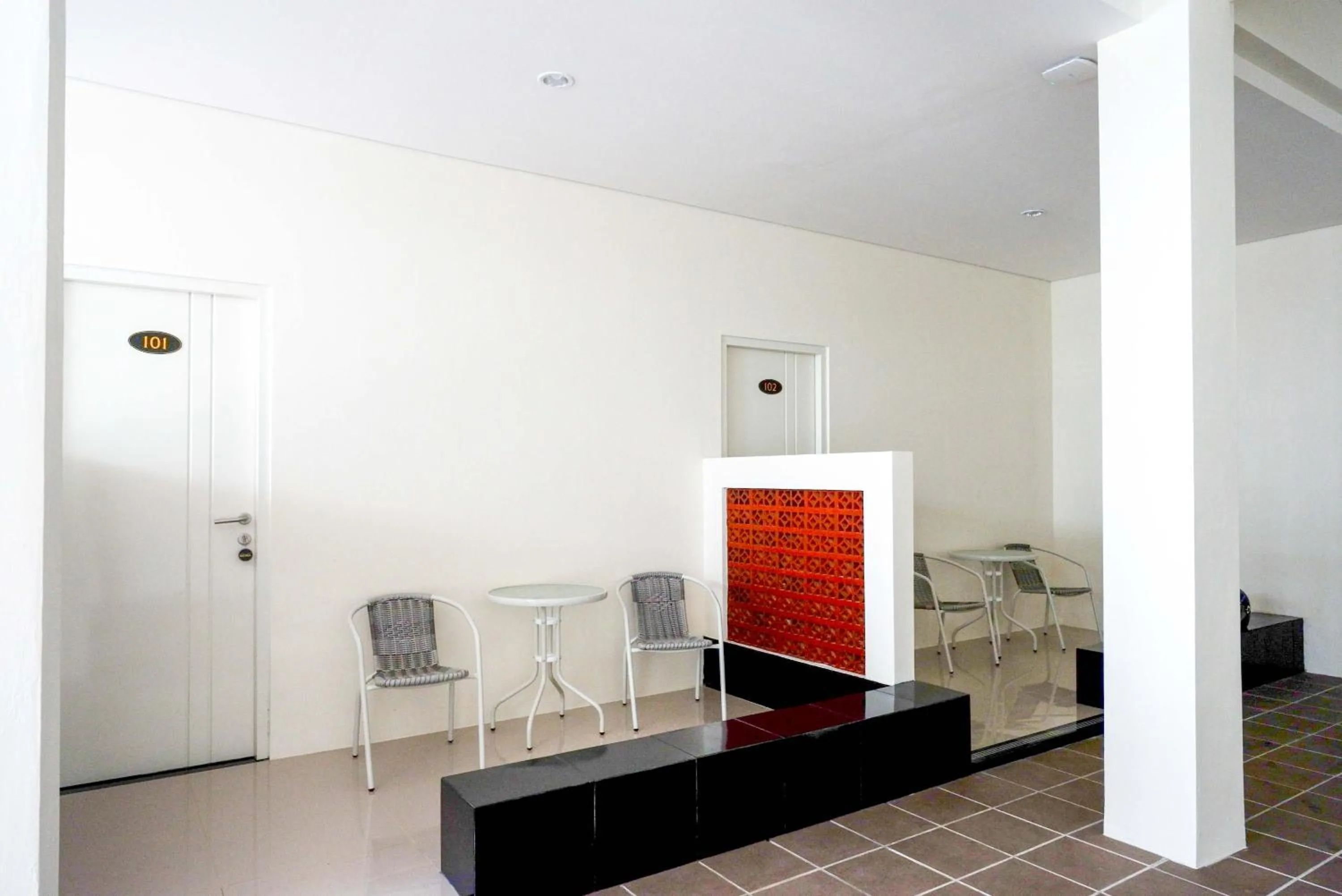 Seating area in RedDoorz Plus near Pasar Gede Solo