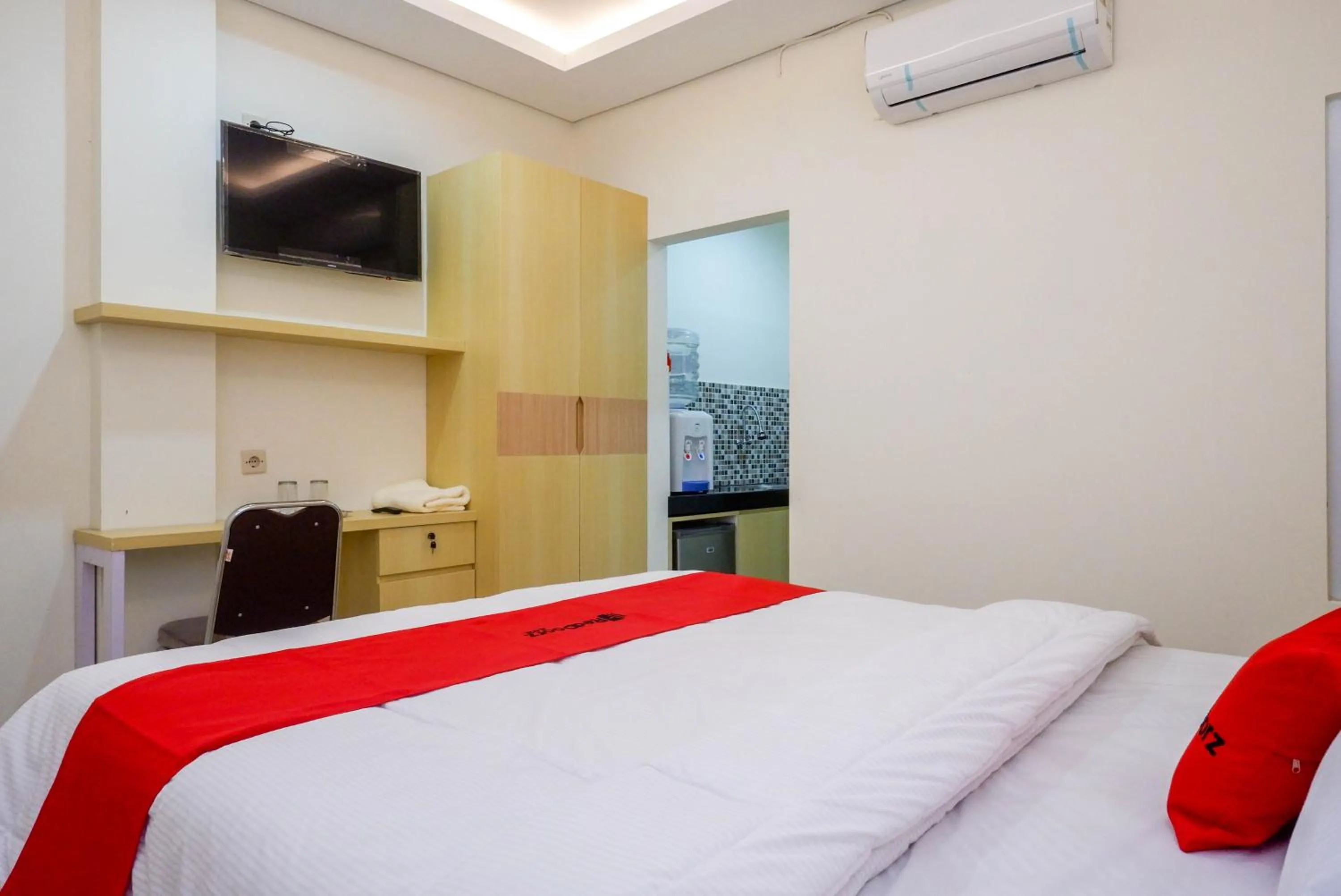 Bedroom, Bed in RedDoorz Plus near Pasar Gede Solo