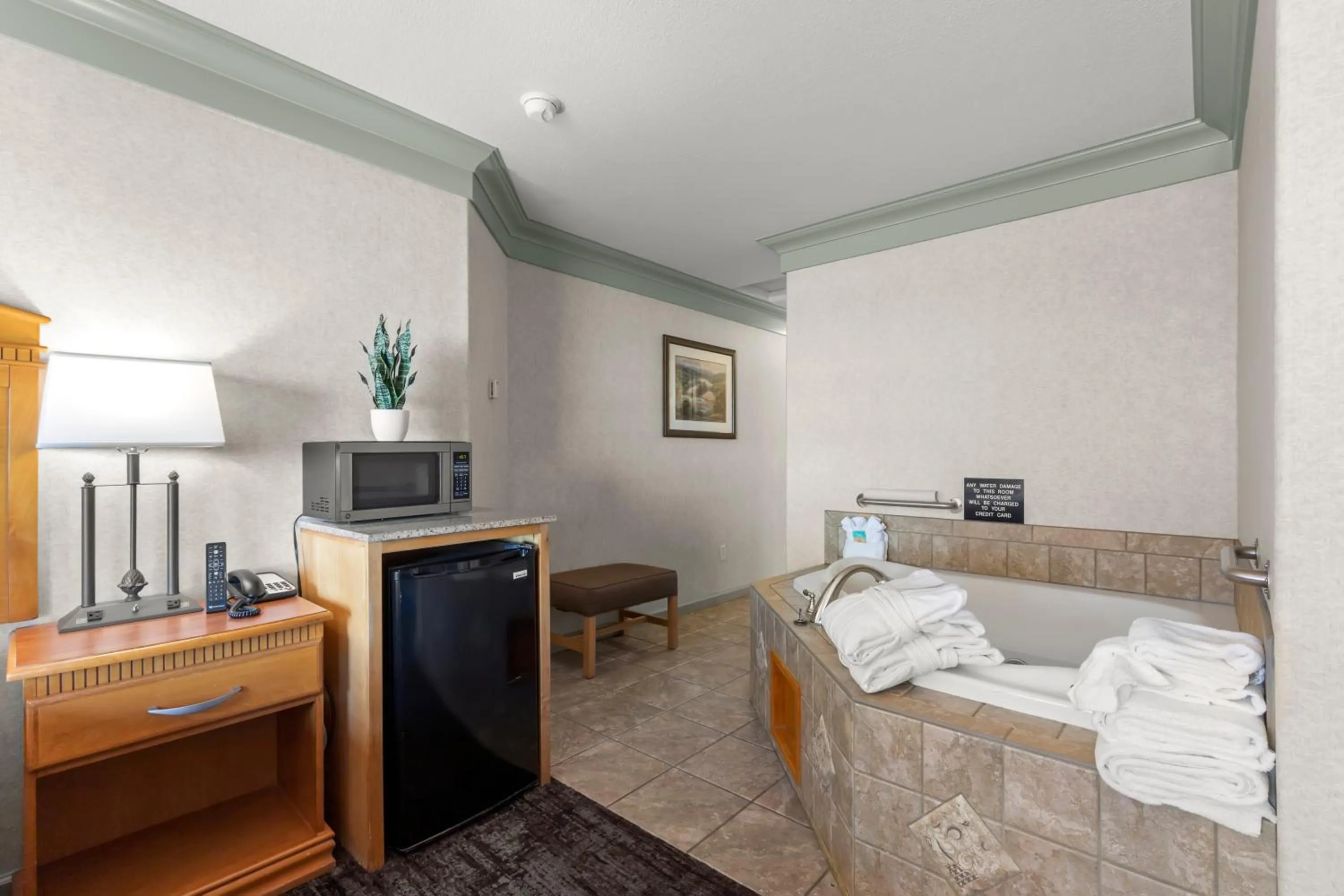 Bedroom, Bed in Beachcomber Motel