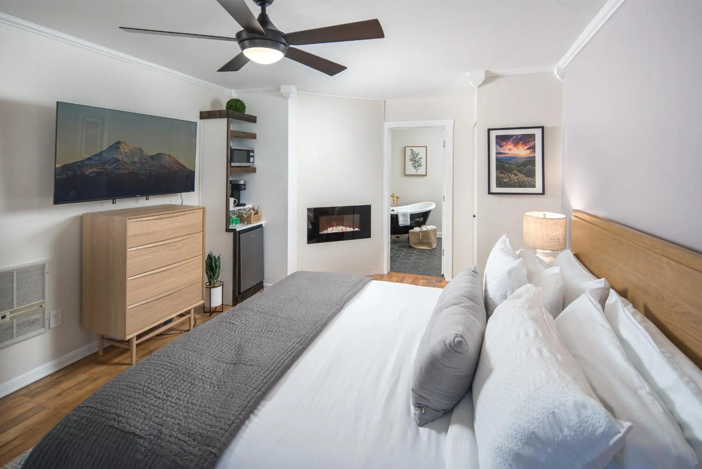 Bed in The Victorian Inn Blowing Rock