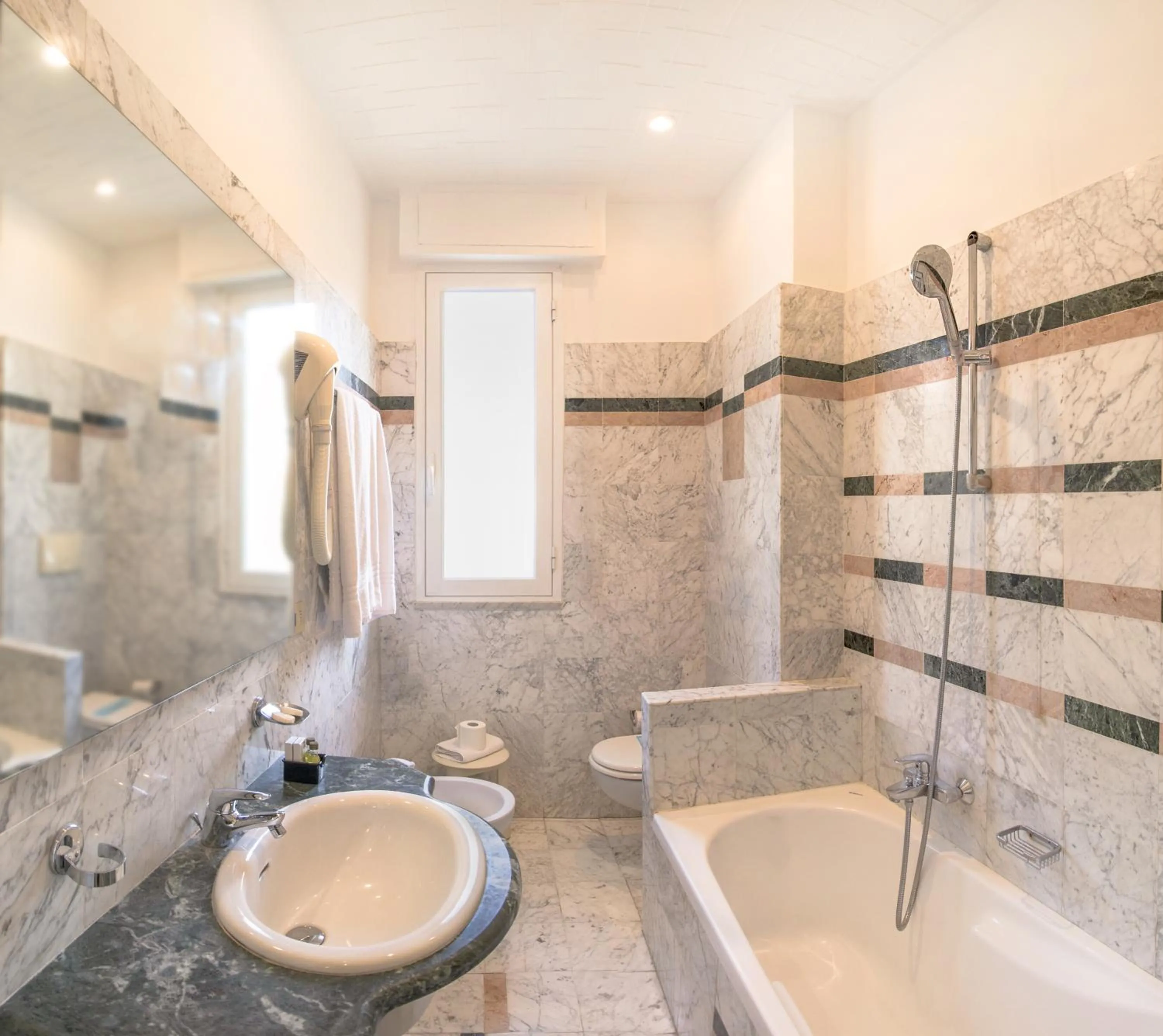 Bathroom in Hotel Shelley e delle Palme, BW Signature Collection