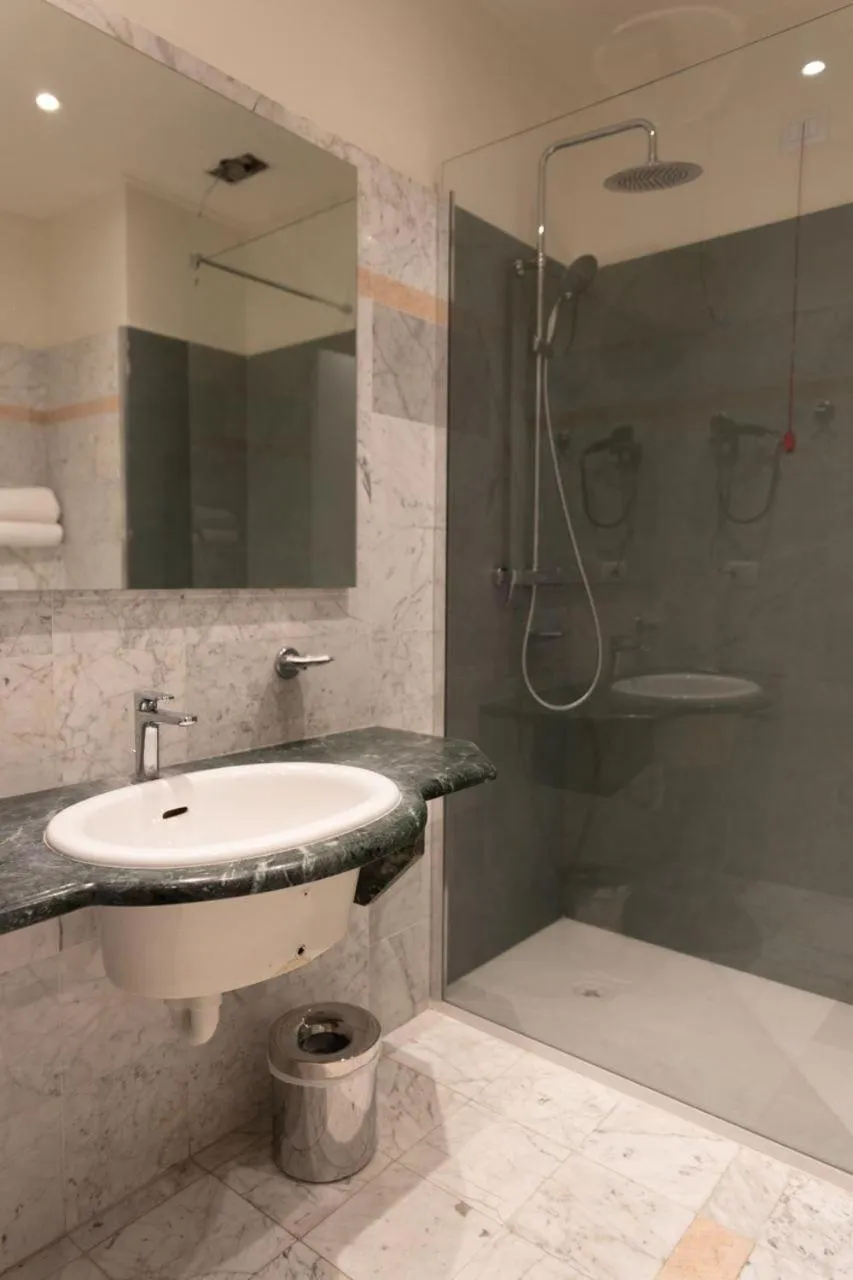 Shower in Hotel Shelley e delle Palme, BW Signature Collection