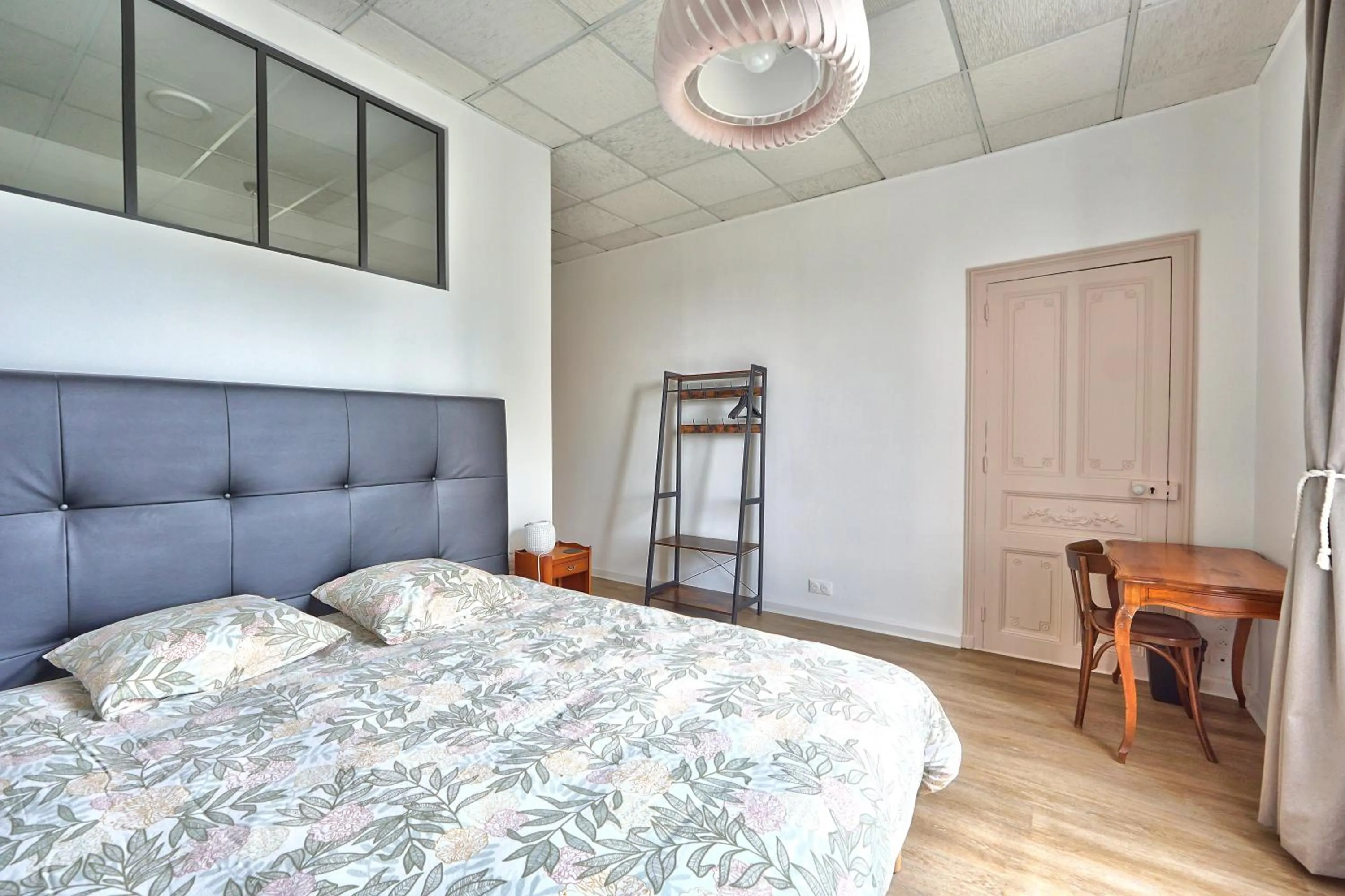 Photo of the whole room, Bed in Auberge Ti'gousket