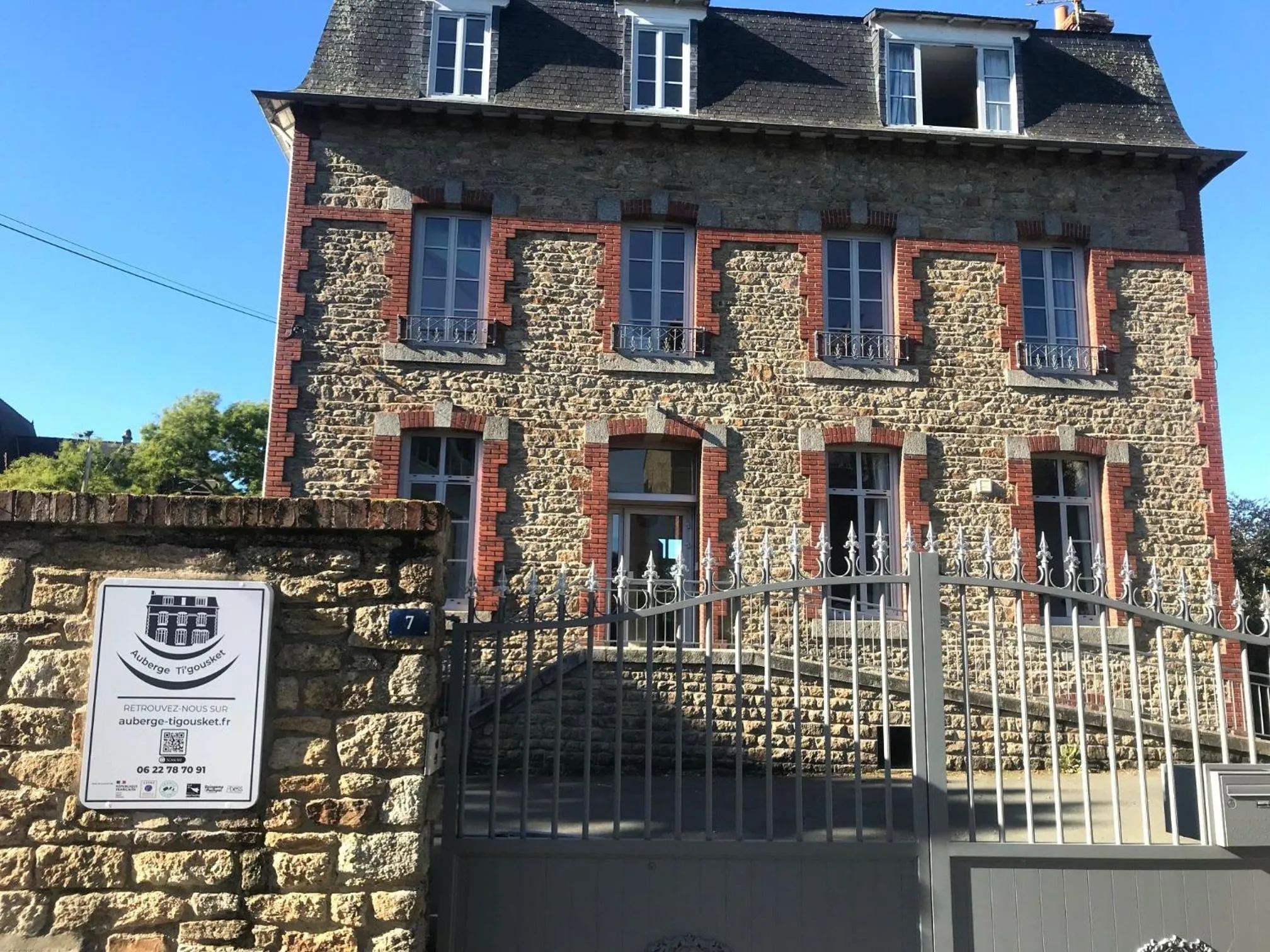 Facade/entrance in Auberge Ti'gousket
