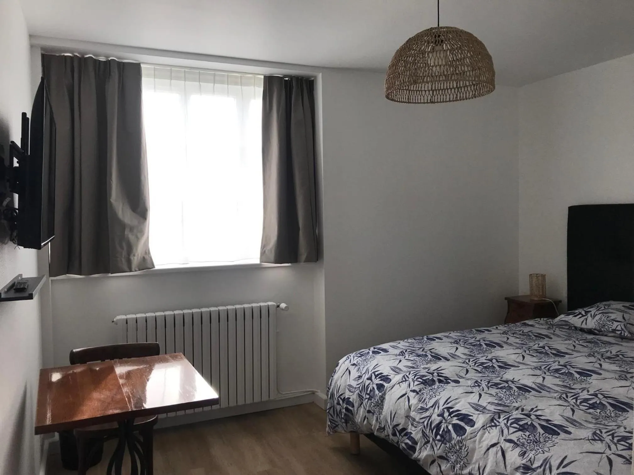 Photo of the whole room, Bed in Auberge Ti'gousket