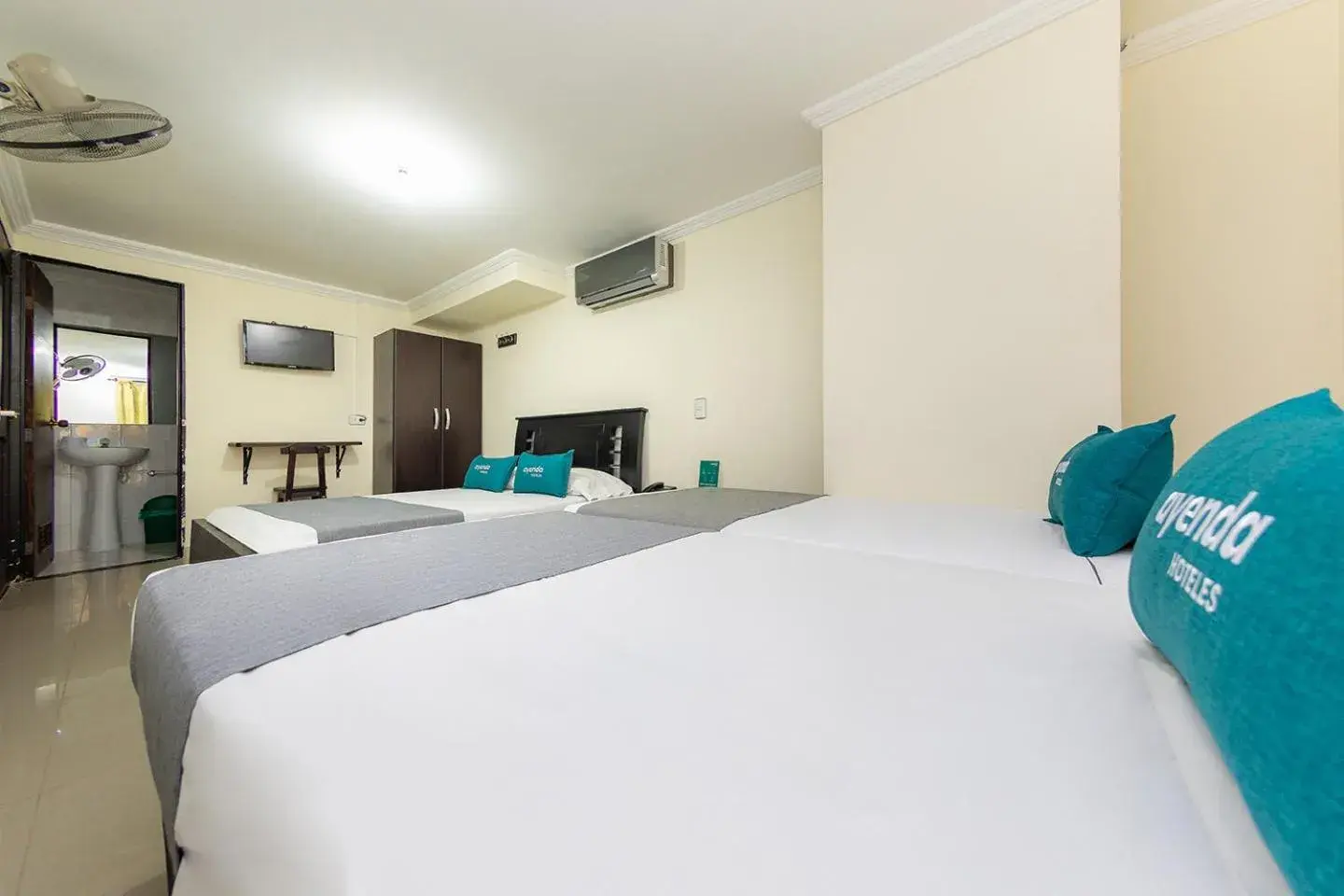 Standard Quadruple Room in Hotel Verony San Joaquin Standard Quadruple Room in Hotel Verony San Joaquin