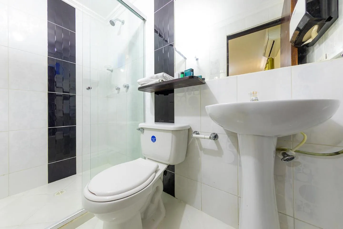 Shower in Hotel Verony San Joaquin