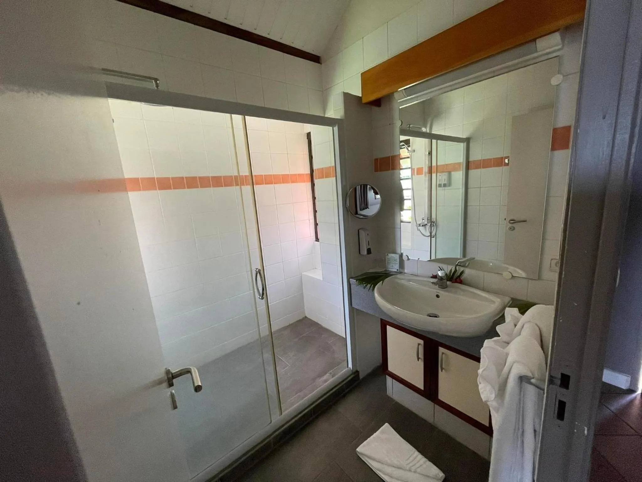 Bathroom, Bed in Tiki Hôtel - Hôtel d'application du Lycée de Tahiti