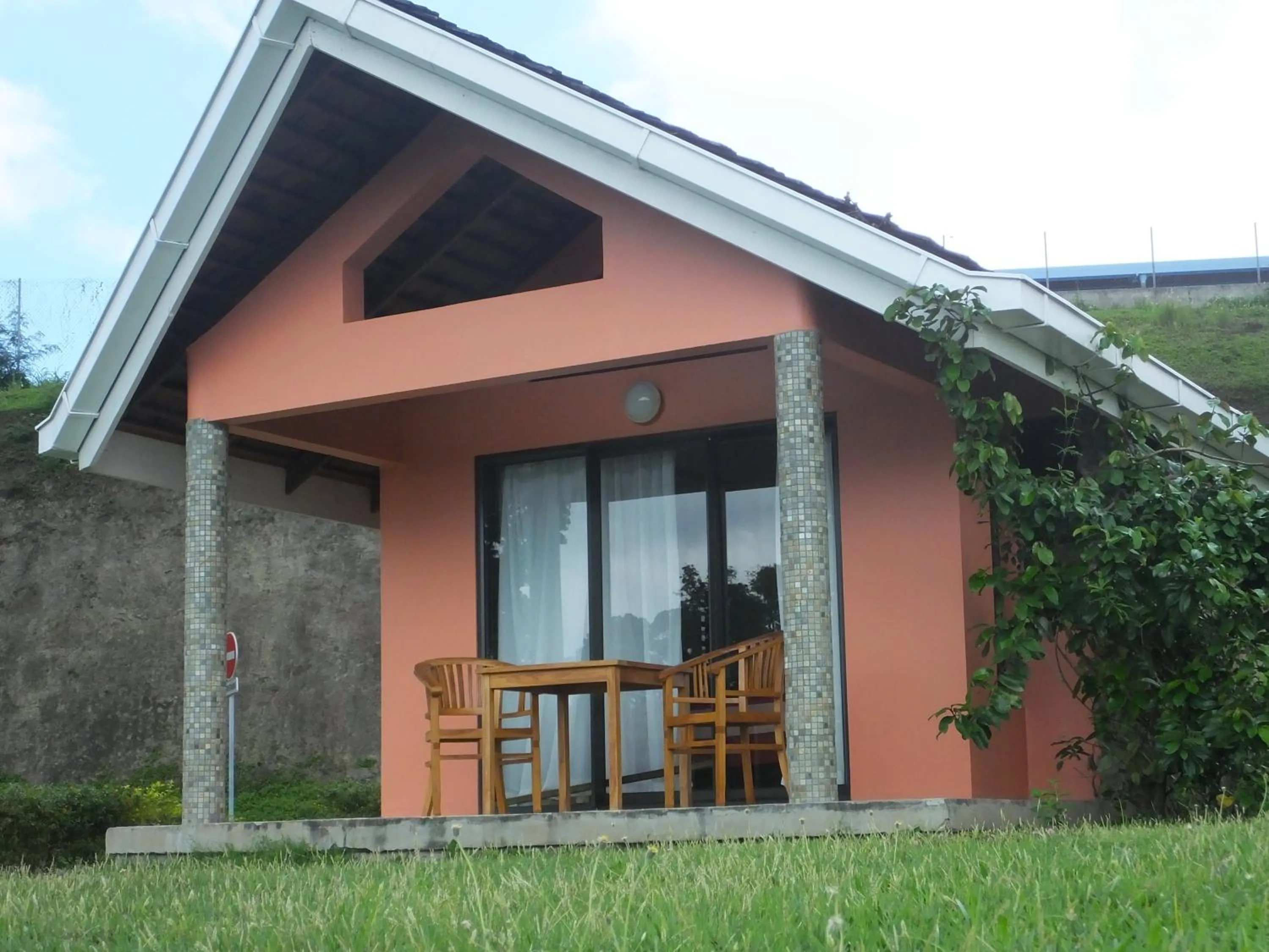Facade/entrance in Tiki Hôtel - Hôtel d'application du Lycée de Tahiti
