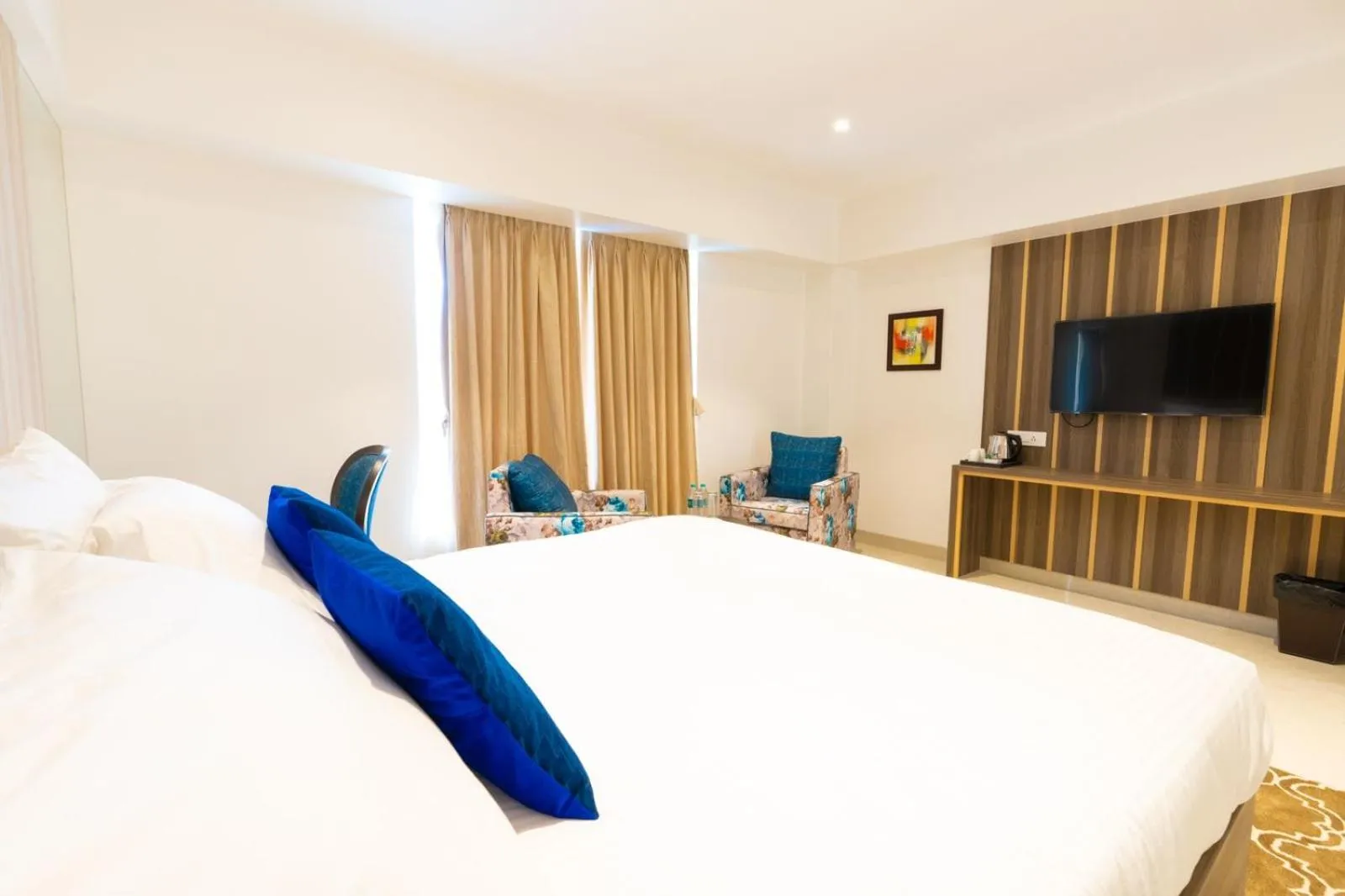 Photo of the whole room, Bed in The Thane Club