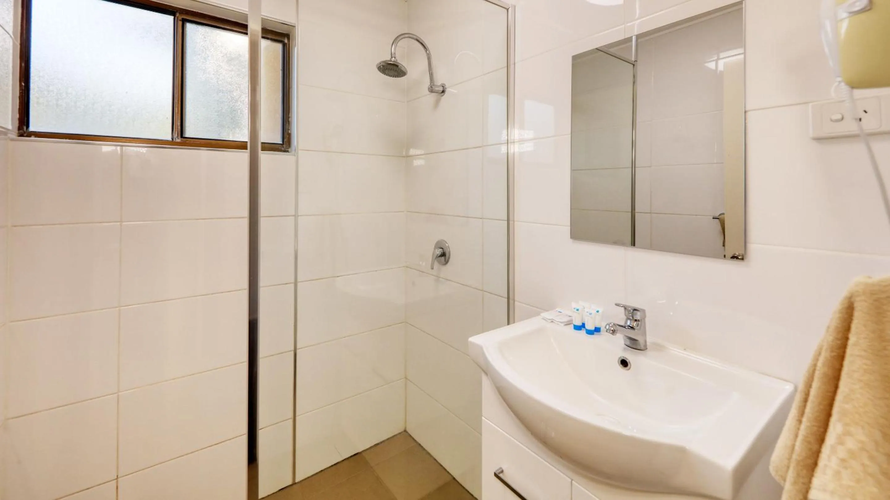 Shower in Emerald Gardens Motel & Apartments