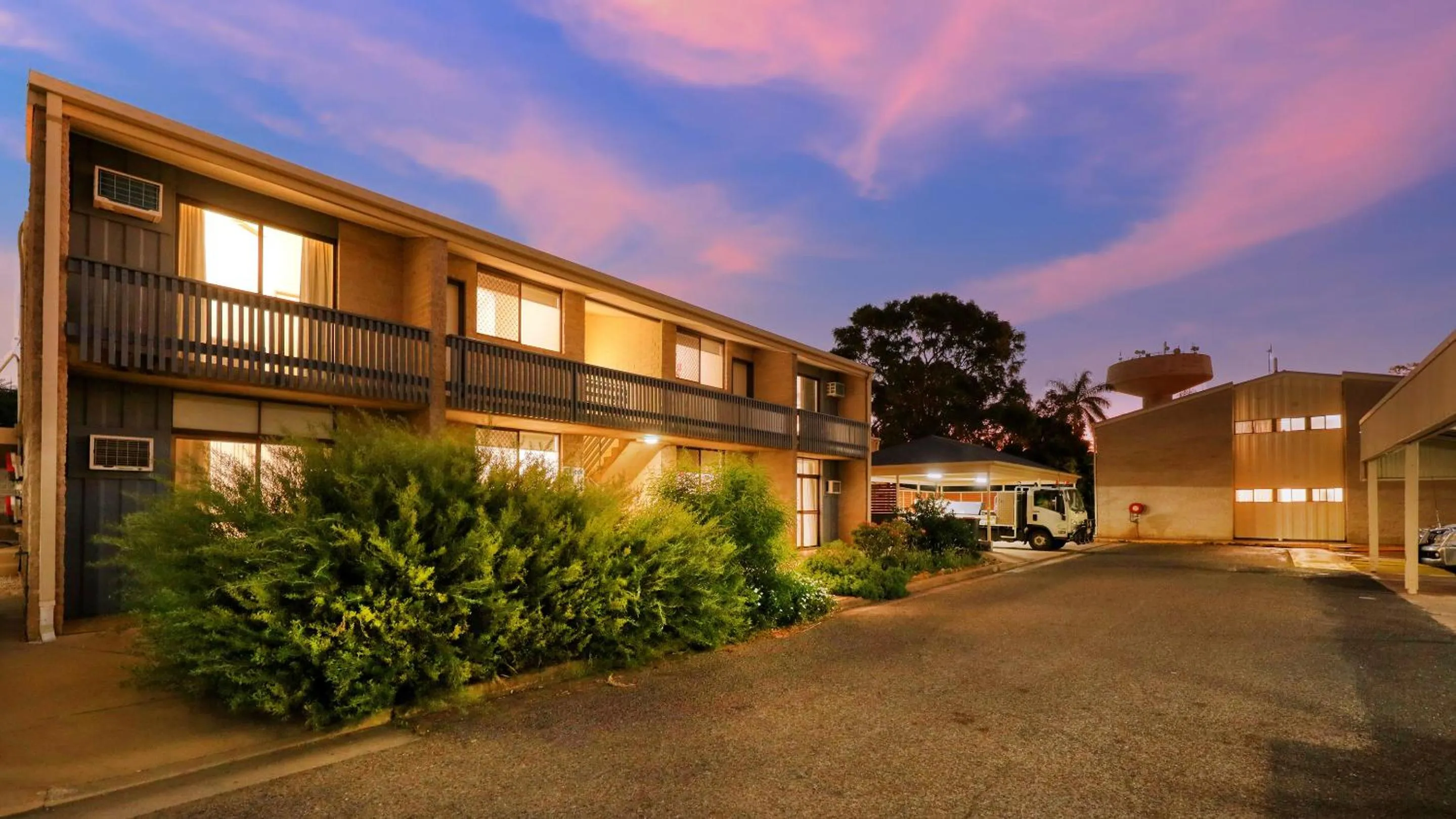 Property building in Emerald Gardens Motel & Apartments