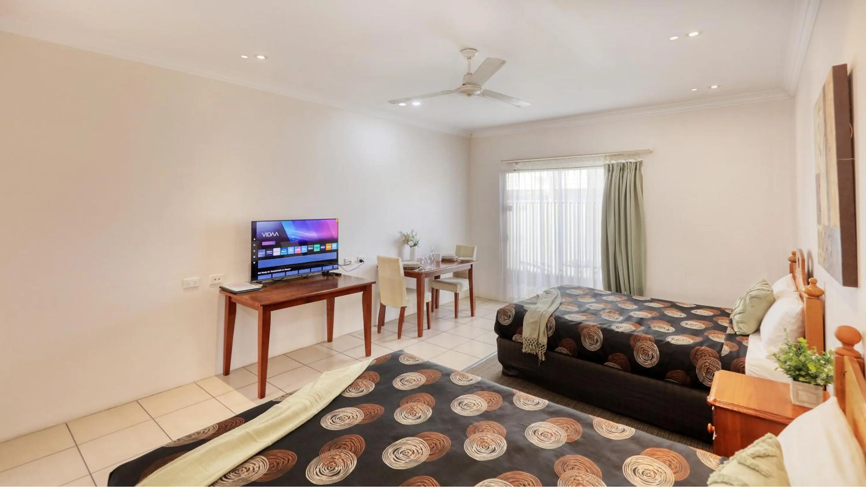 TV and multimedia, Bed in Emerald Gardens Motel & Apartments