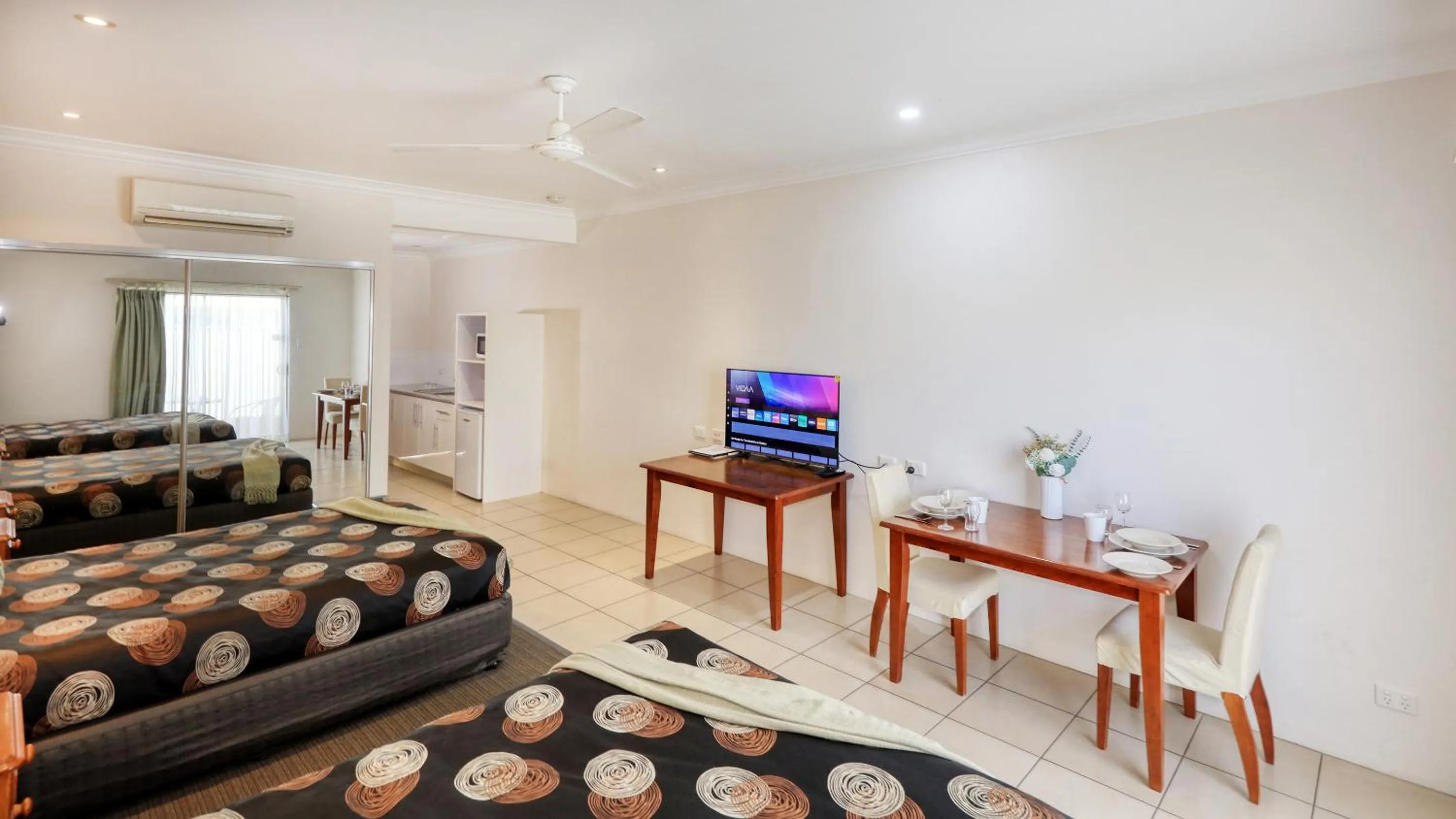 Toilet, Bed in Emerald Gardens Motel & Apartments