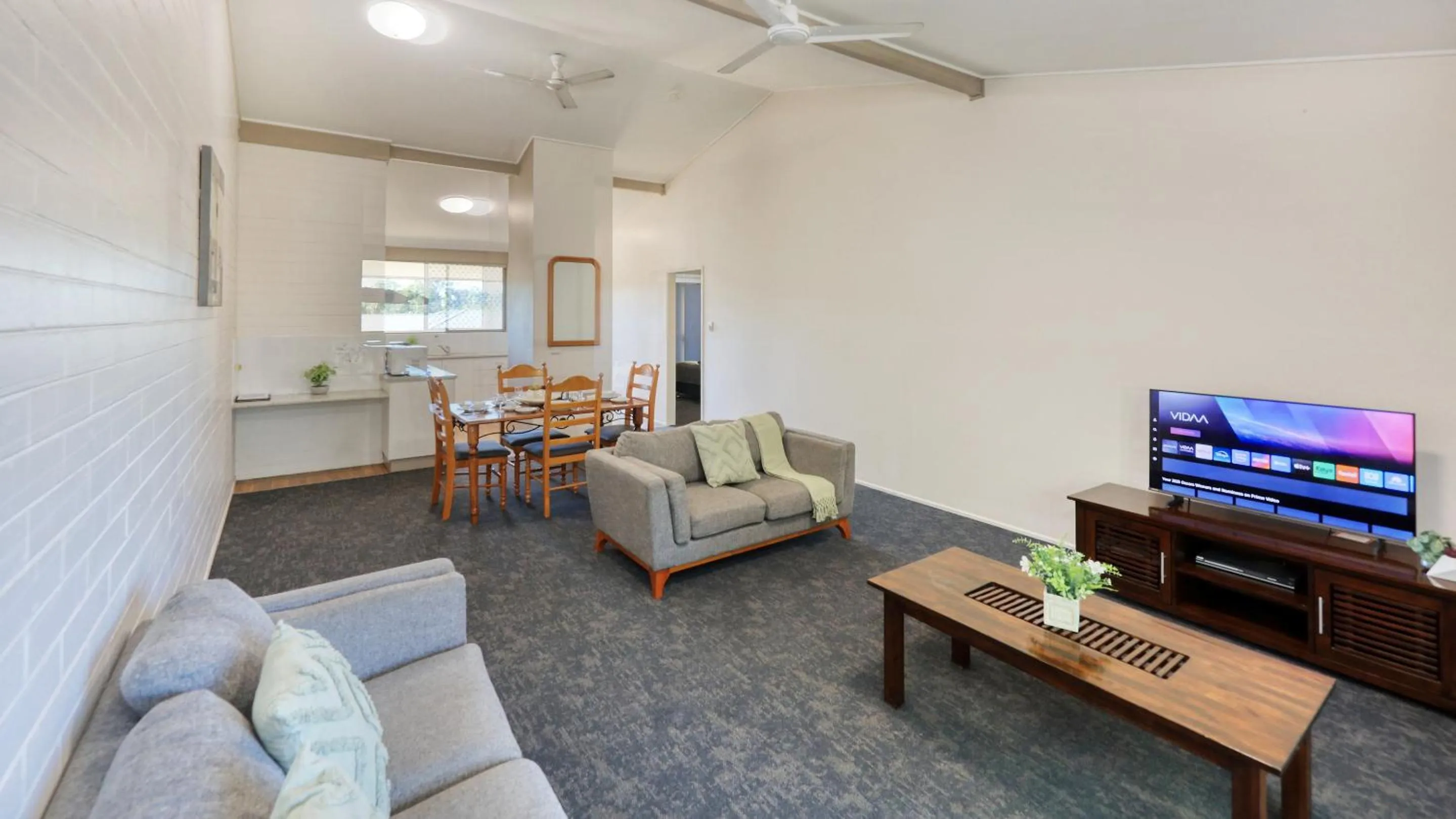 TV and multimedia in Emerald Gardens Motel & Apartments