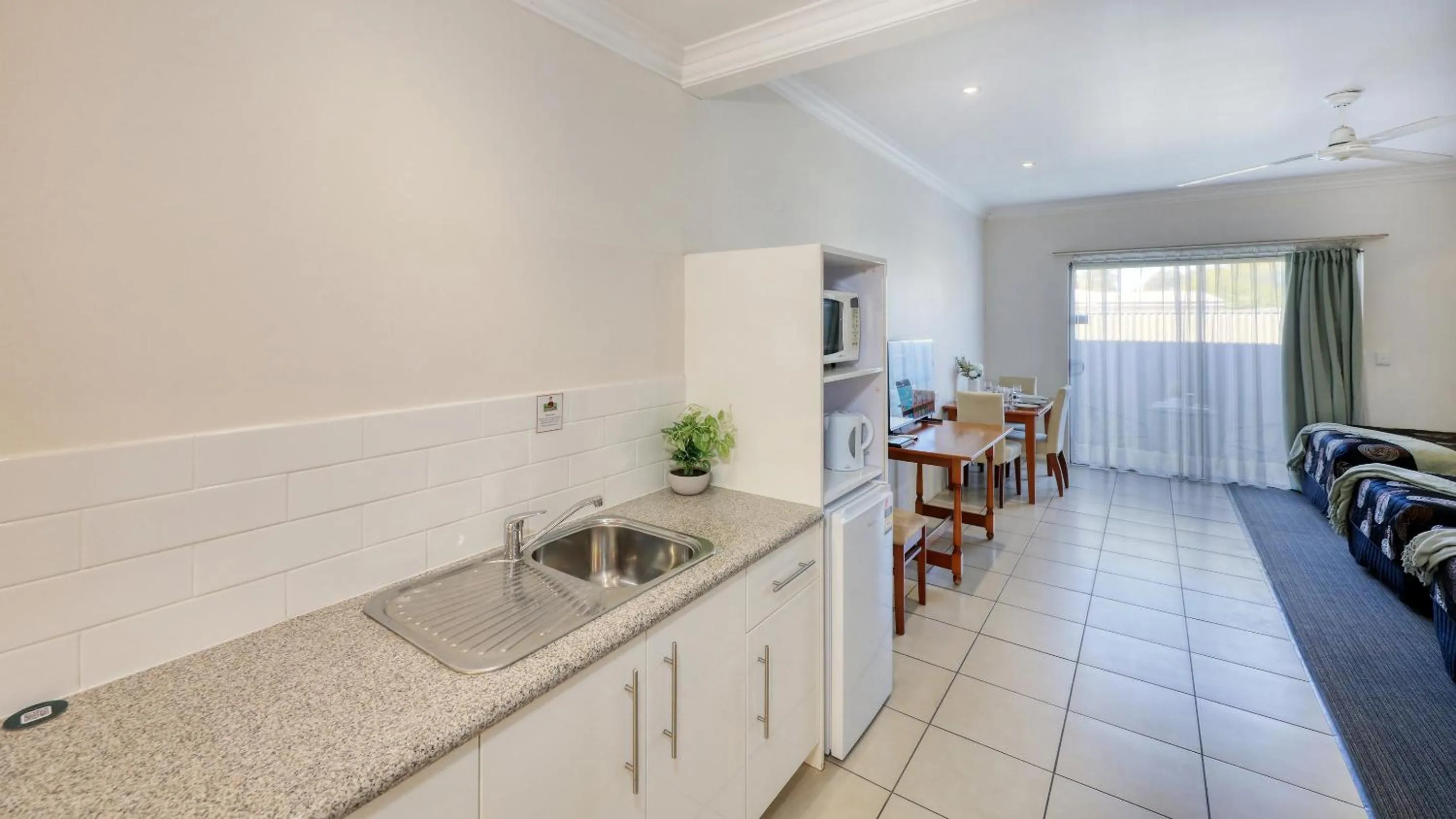 Kitchen or kitchenette in Emerald Gardens Motel & Apartments