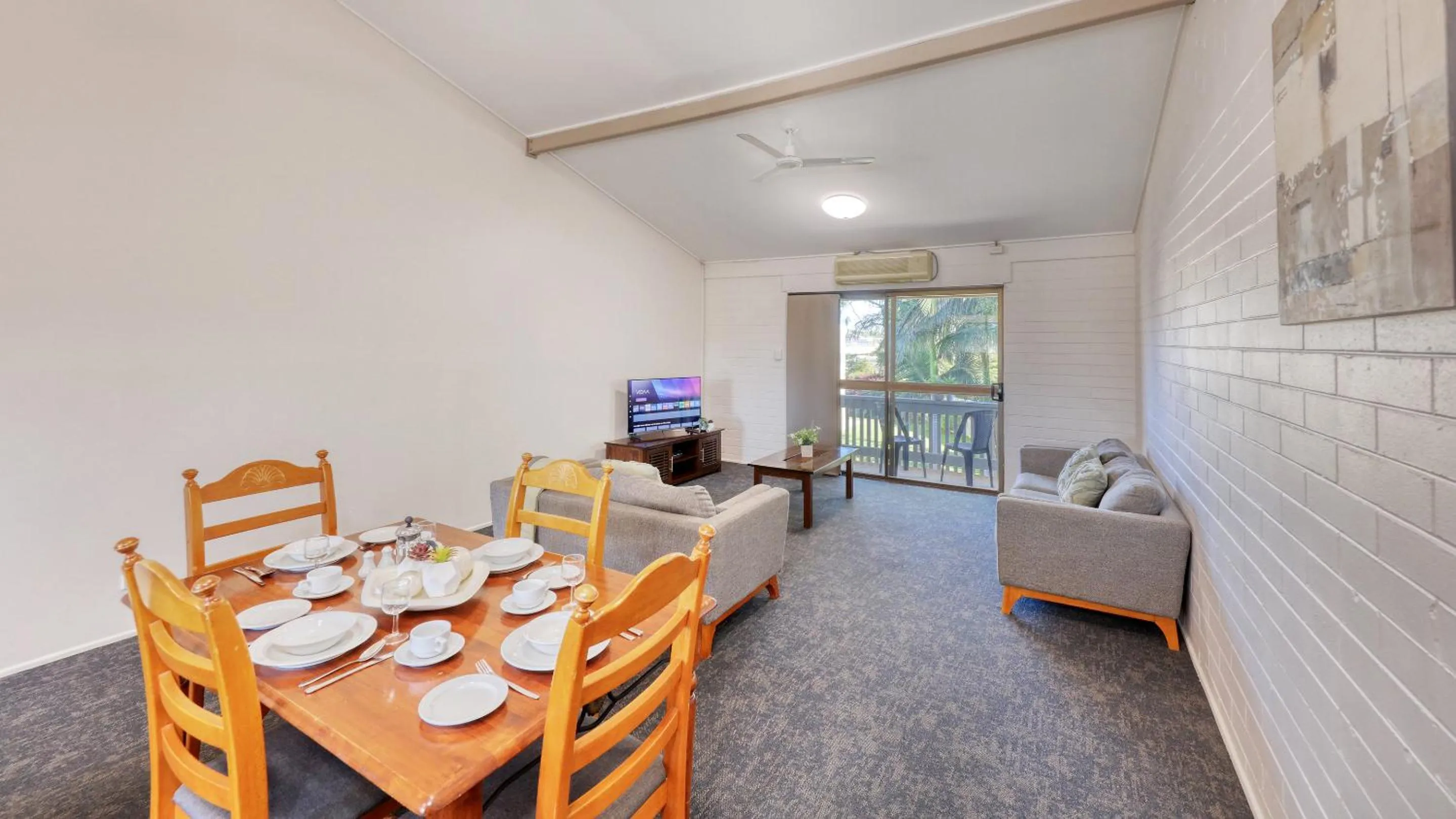 Patio in Emerald Gardens Motel & Apartments