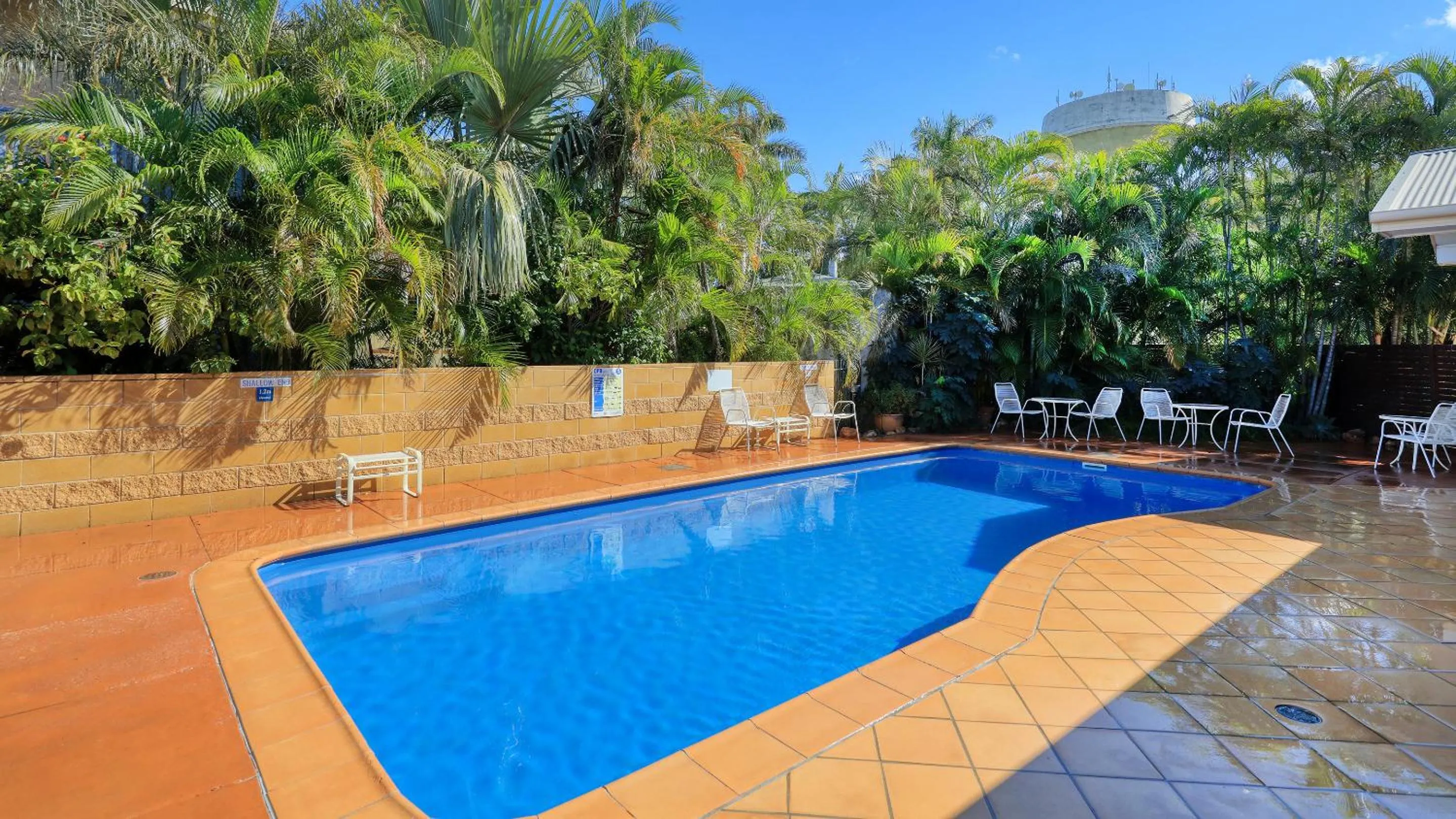 Swimming pool in Emerald Gardens Motel & Apartments
