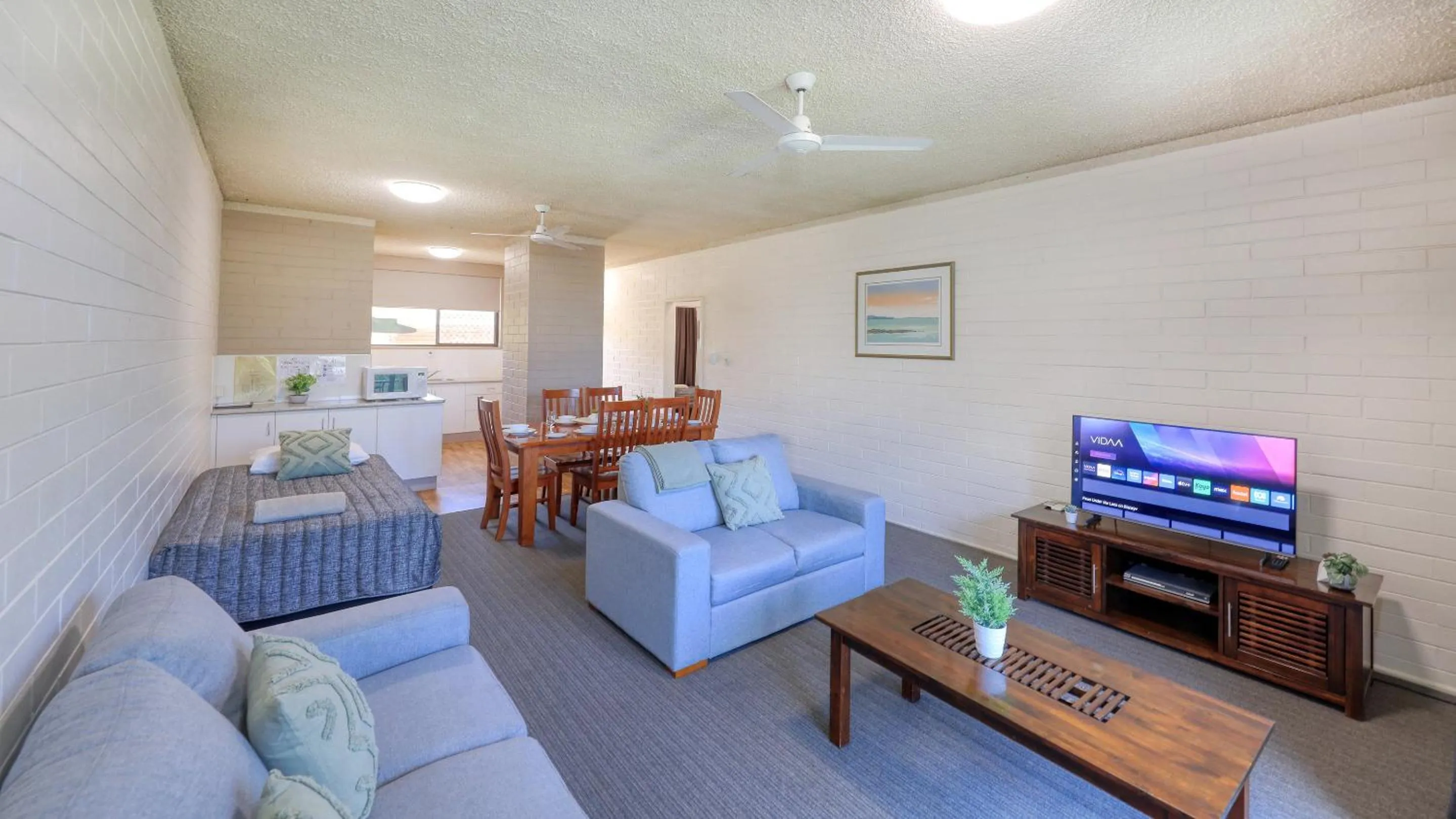 TV and multimedia in Emerald Gardens Motel & Apartments