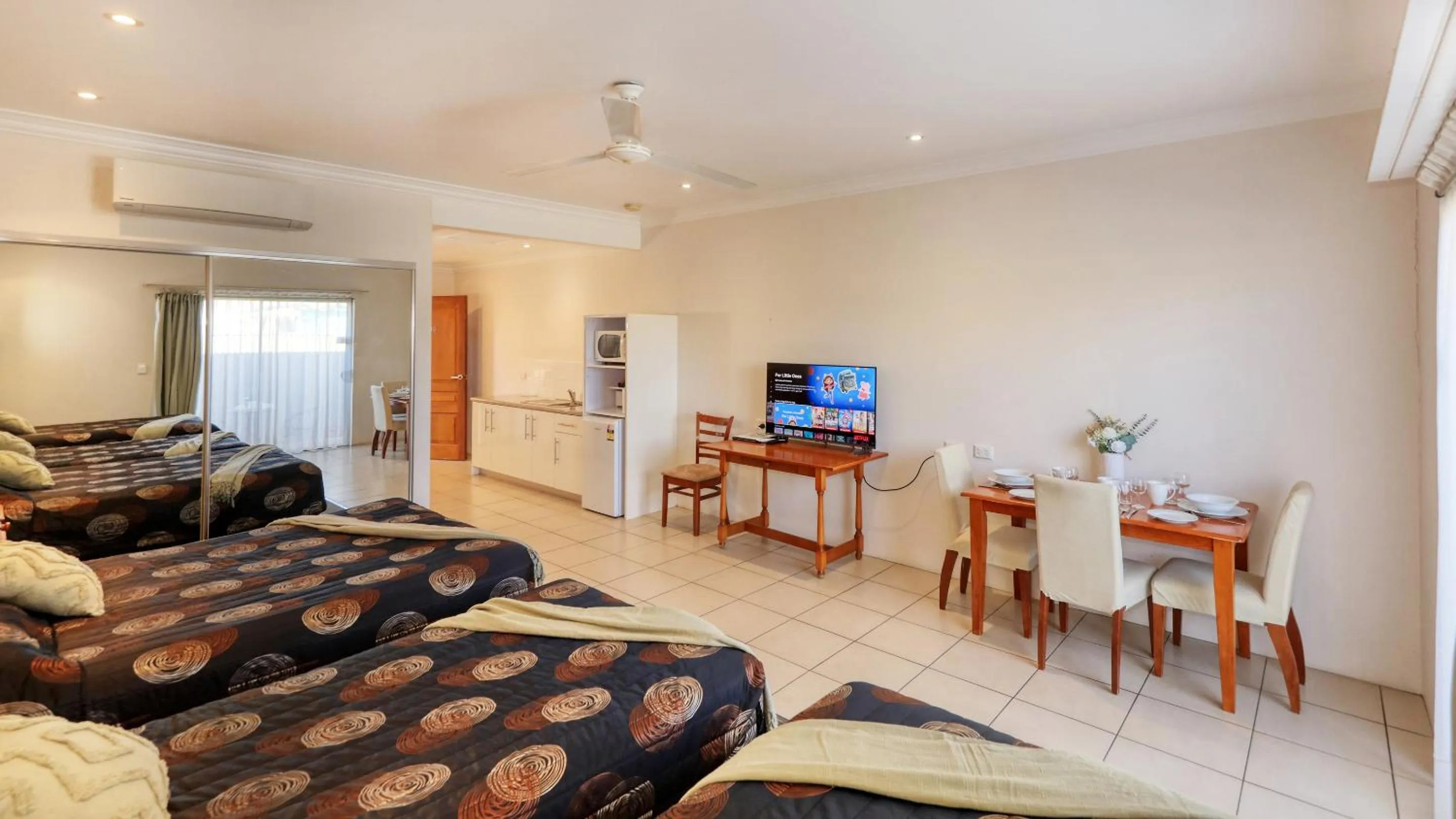 TV and multimedia, Bed in Emerald Gardens Motel & Apartments