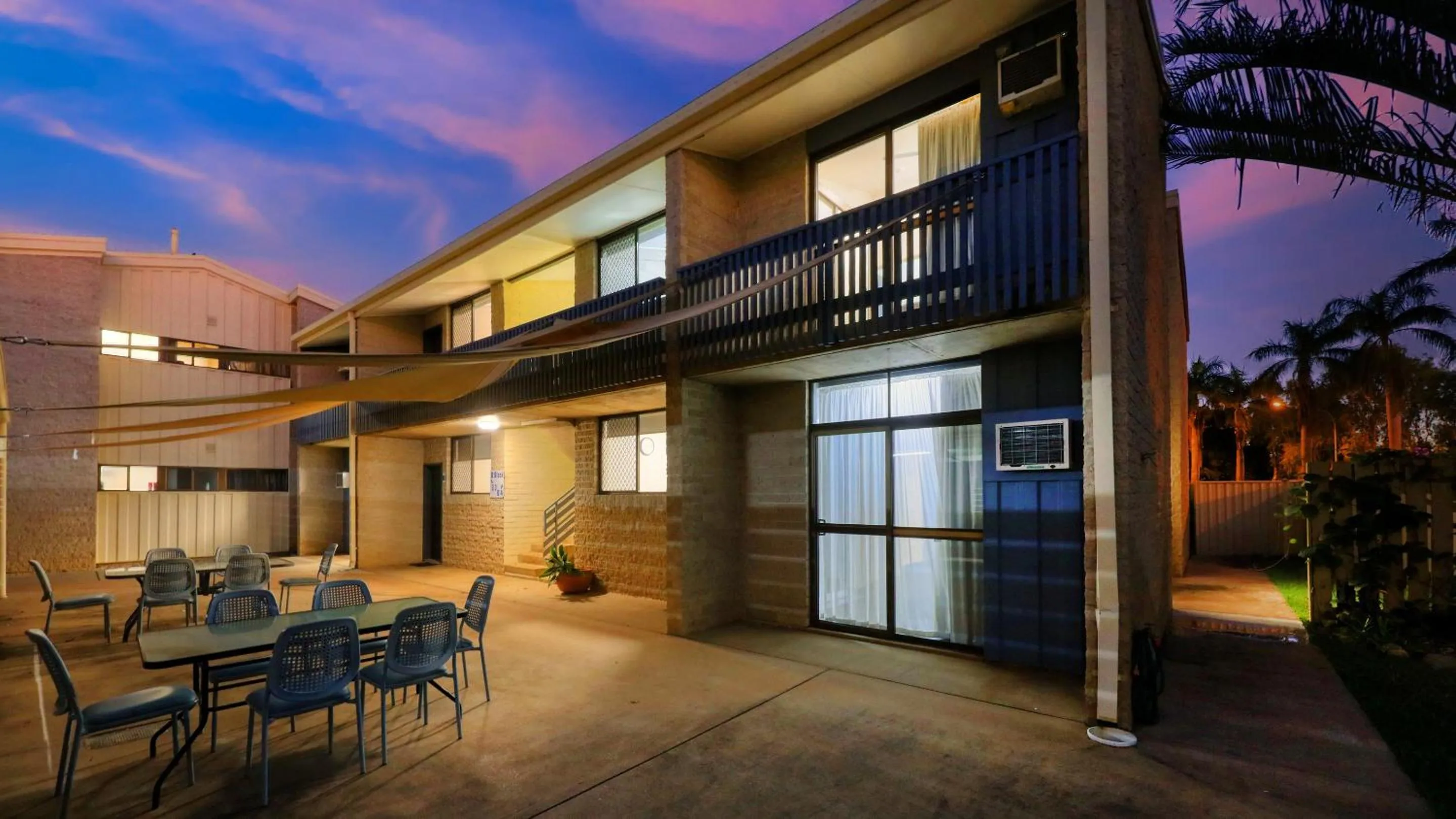 Property building in Emerald Gardens Motel & Apartments