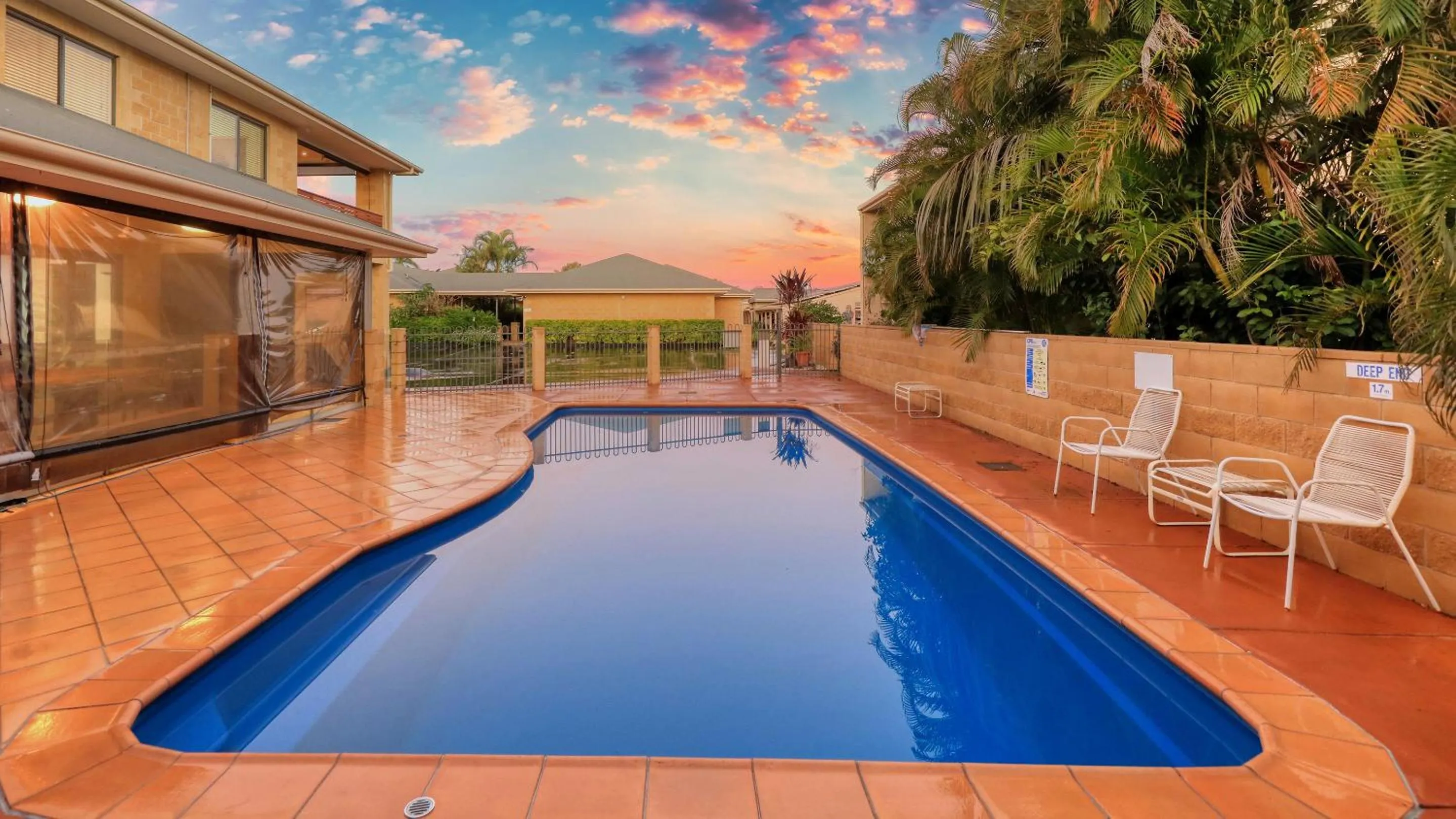 Swimming pool in Emerald Gardens Motel & Apartments