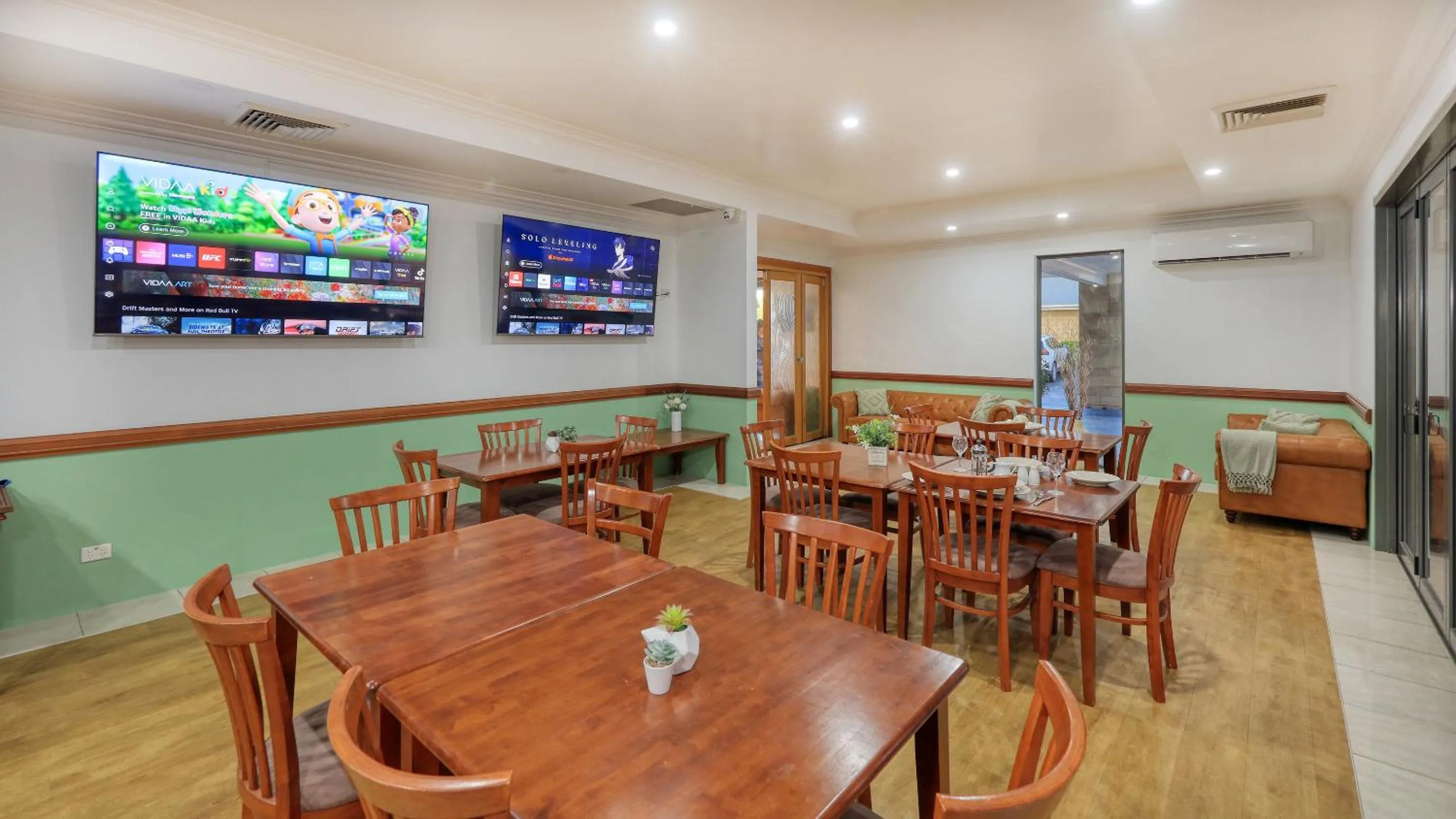 Communal lounge/ TV room in Emerald Gardens Motel & Apartments