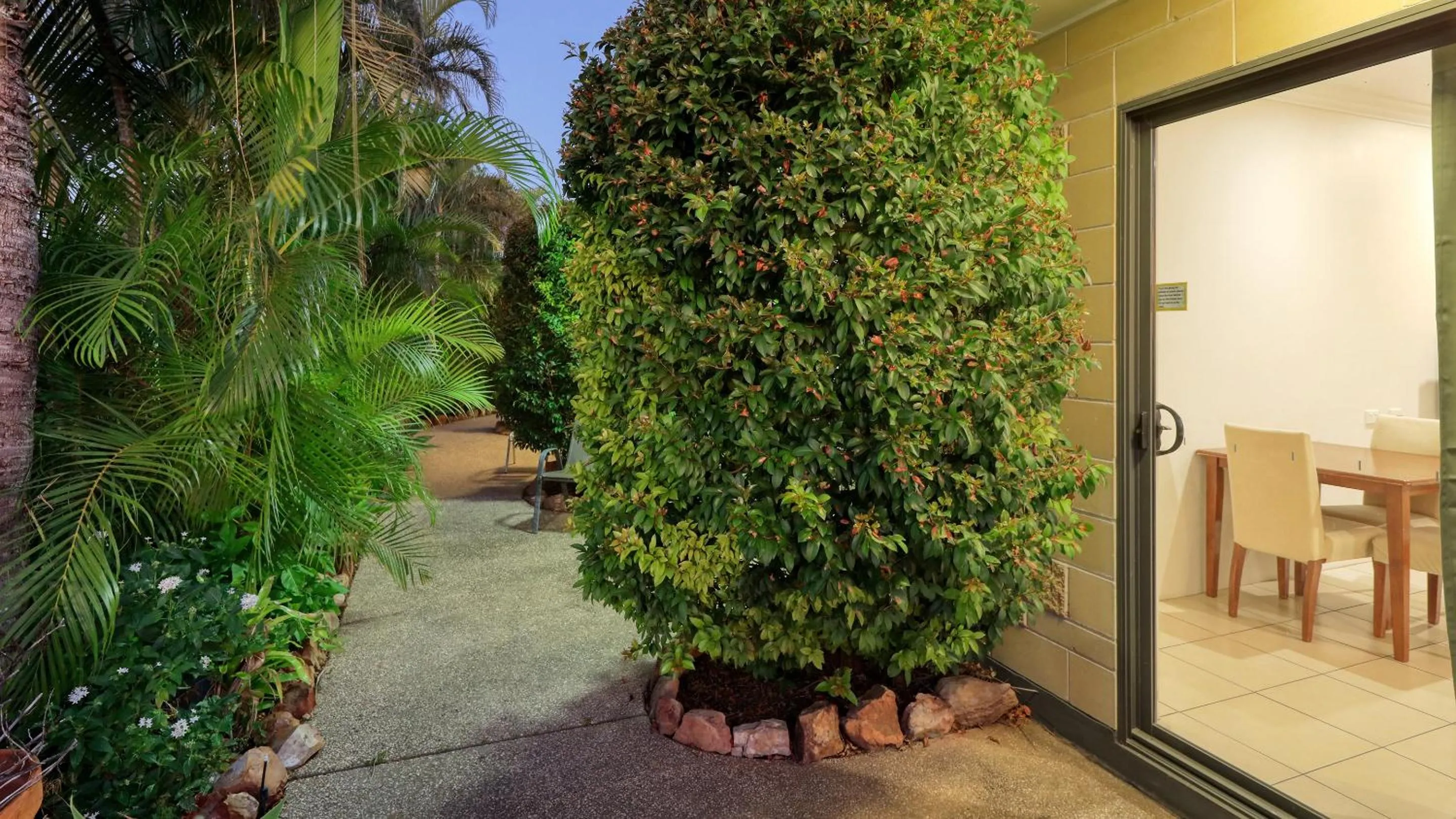 Patio in Emerald Gardens Motel & Apartments