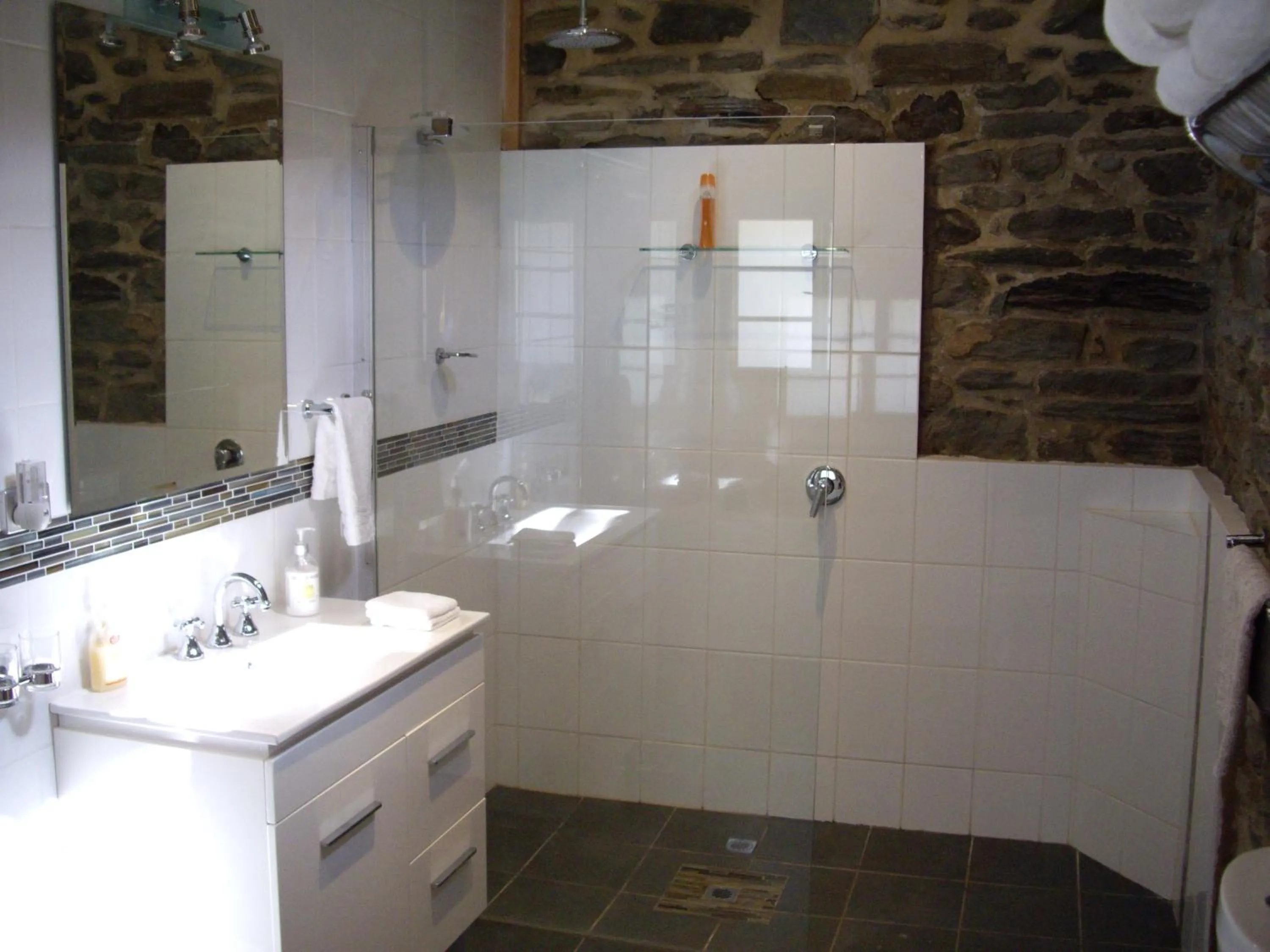 Bathroom in 1860 Wine Country Cottages