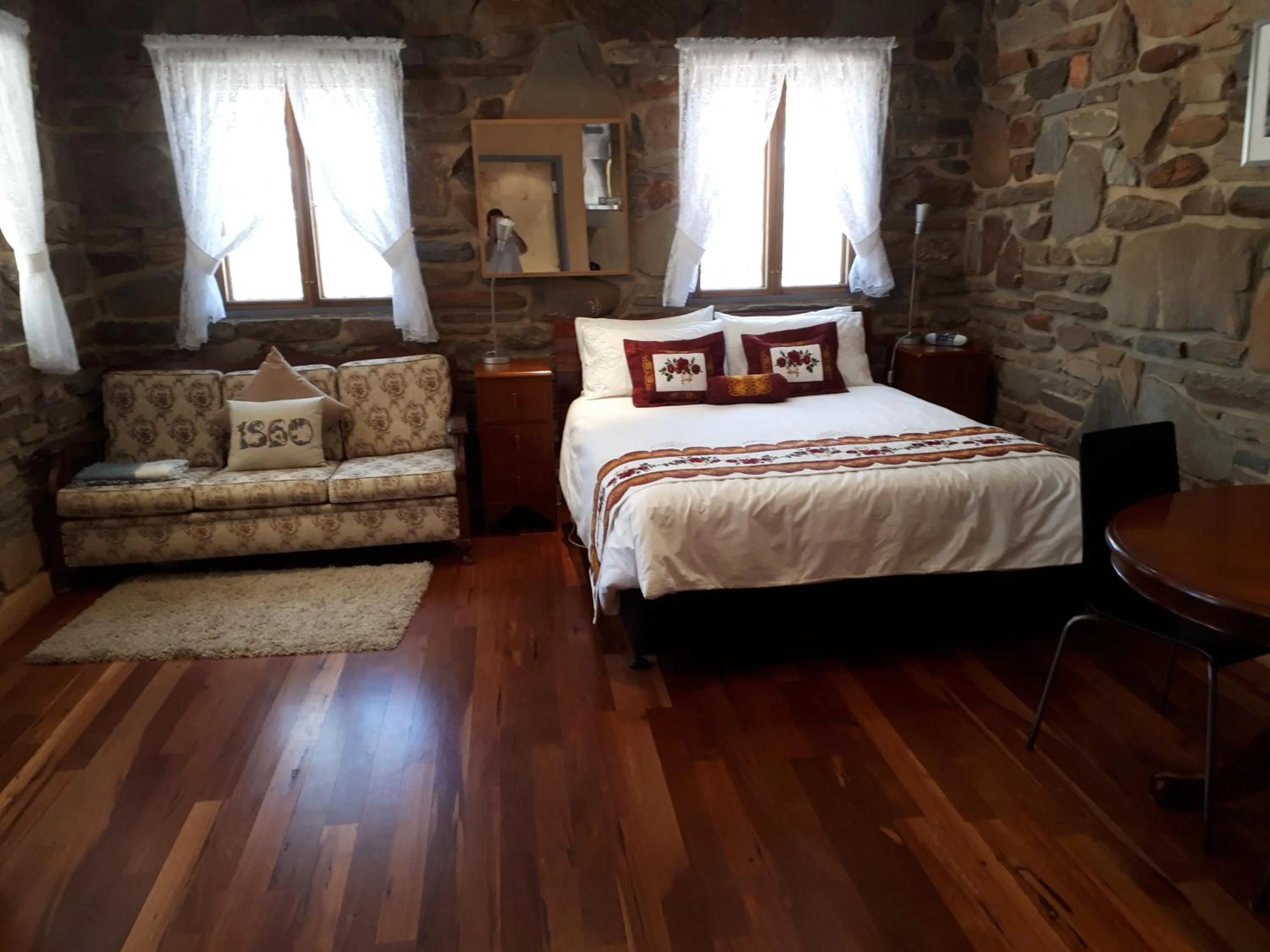 Bed in 1860 Wine Country Cottages