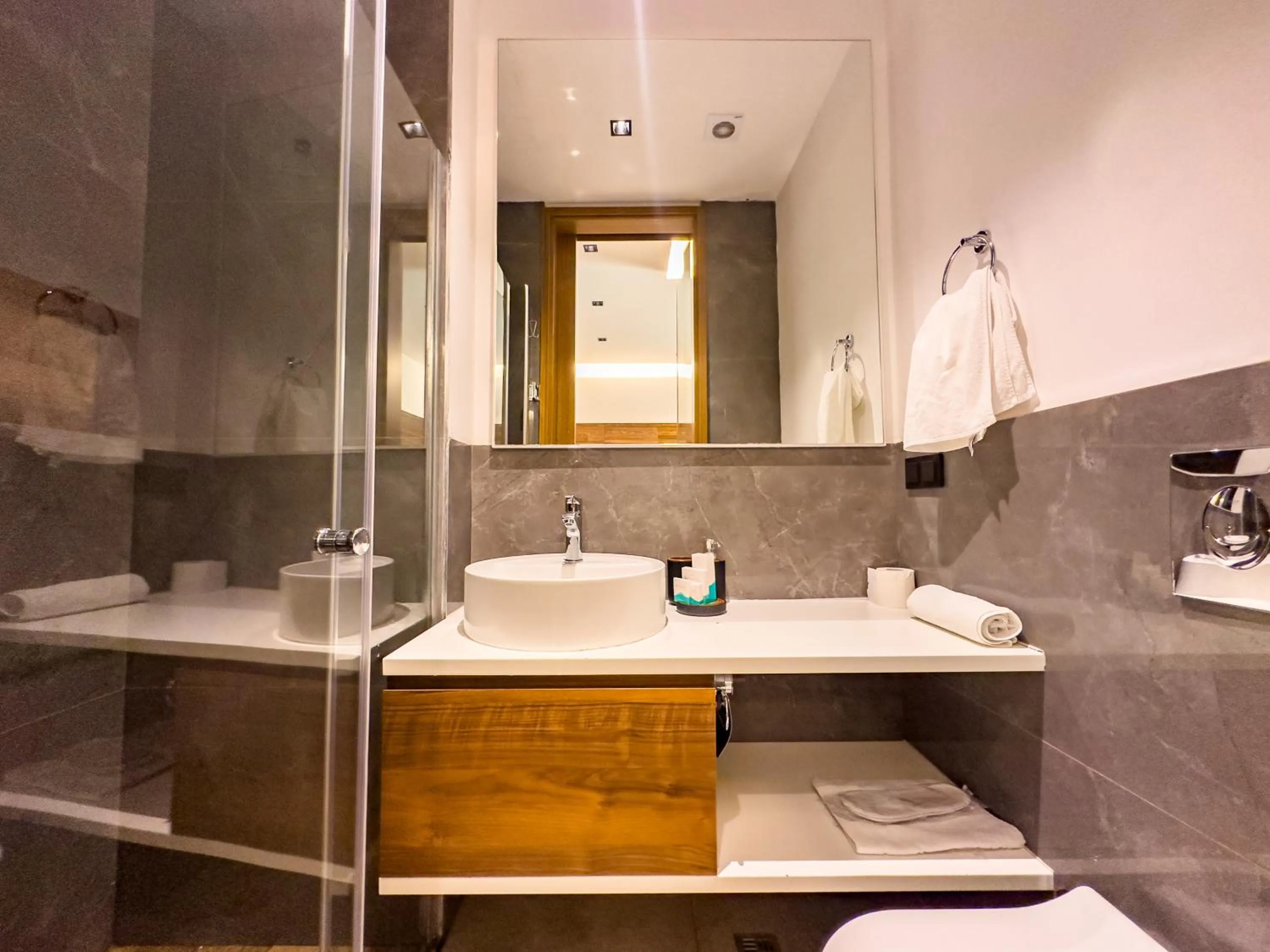 Shower in Bayview Hills Luxury Residences