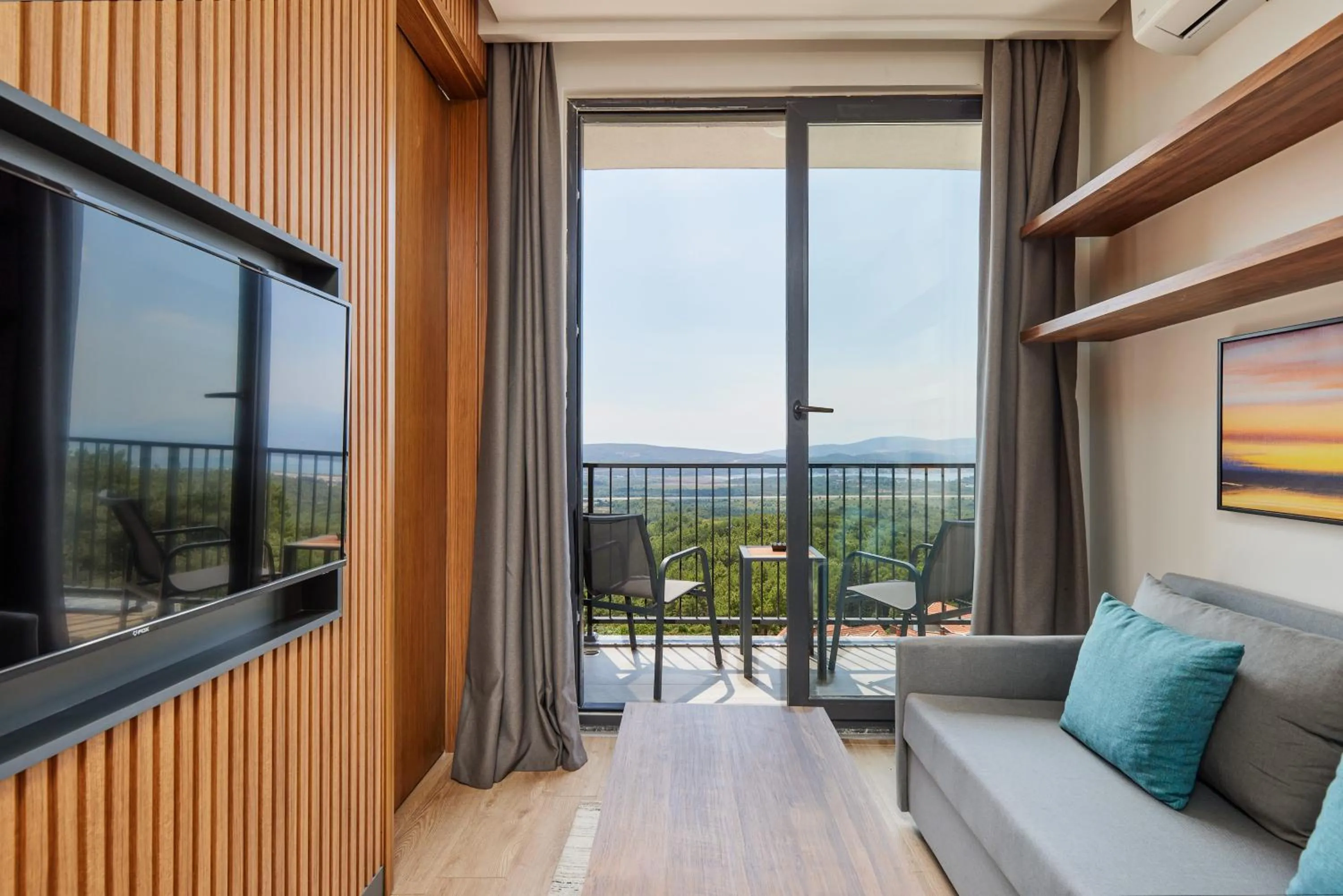 TV and multimedia in Bayview Hills Luxury Residences