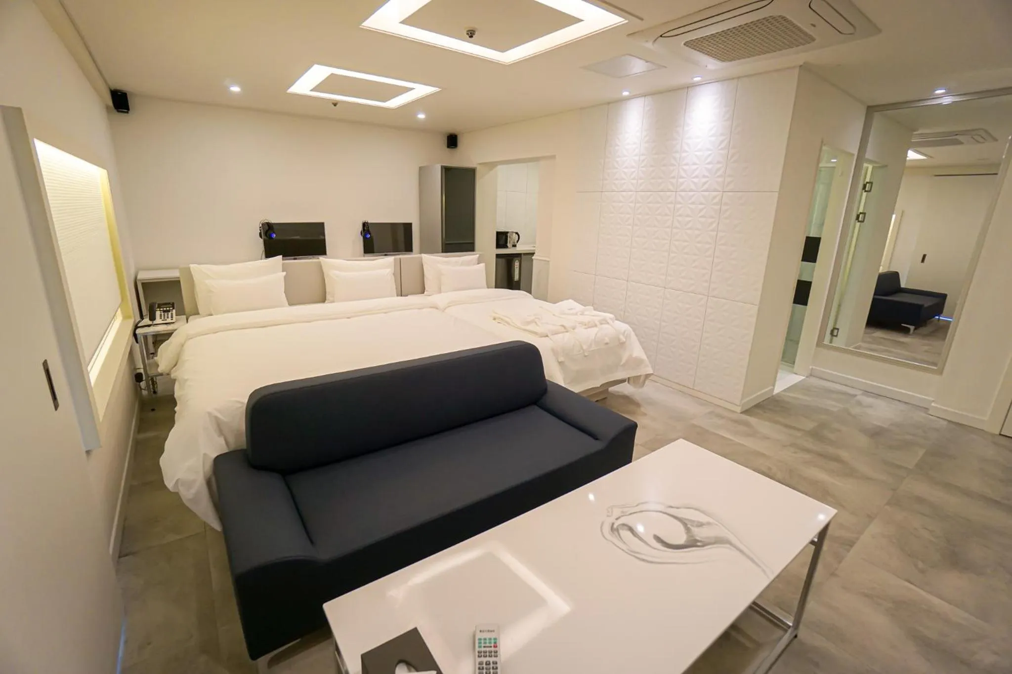 Photo of the whole room, Bed in EKklim Classic Hotel