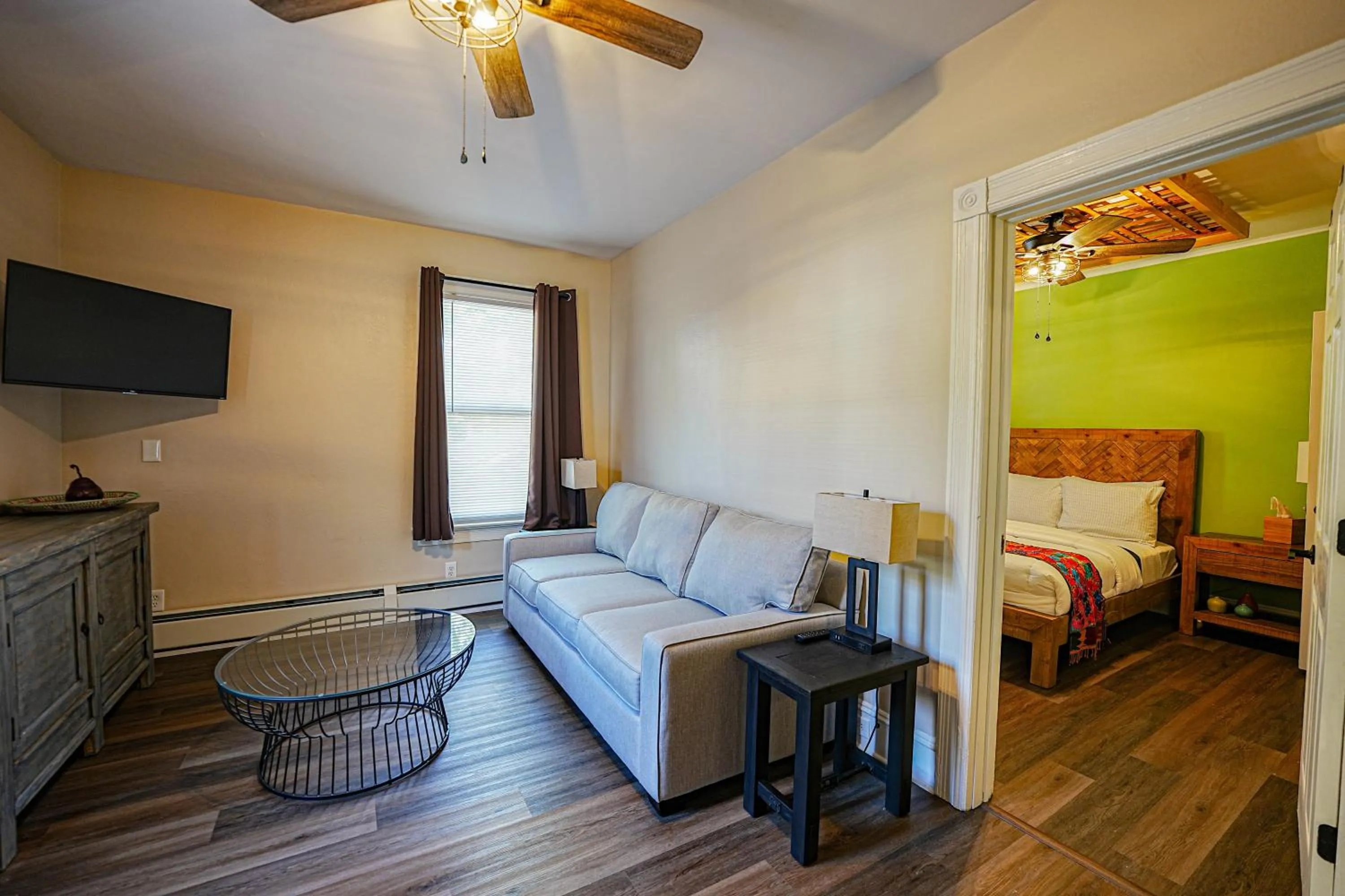 Communal lounge/ TV room, Bed in La Posada