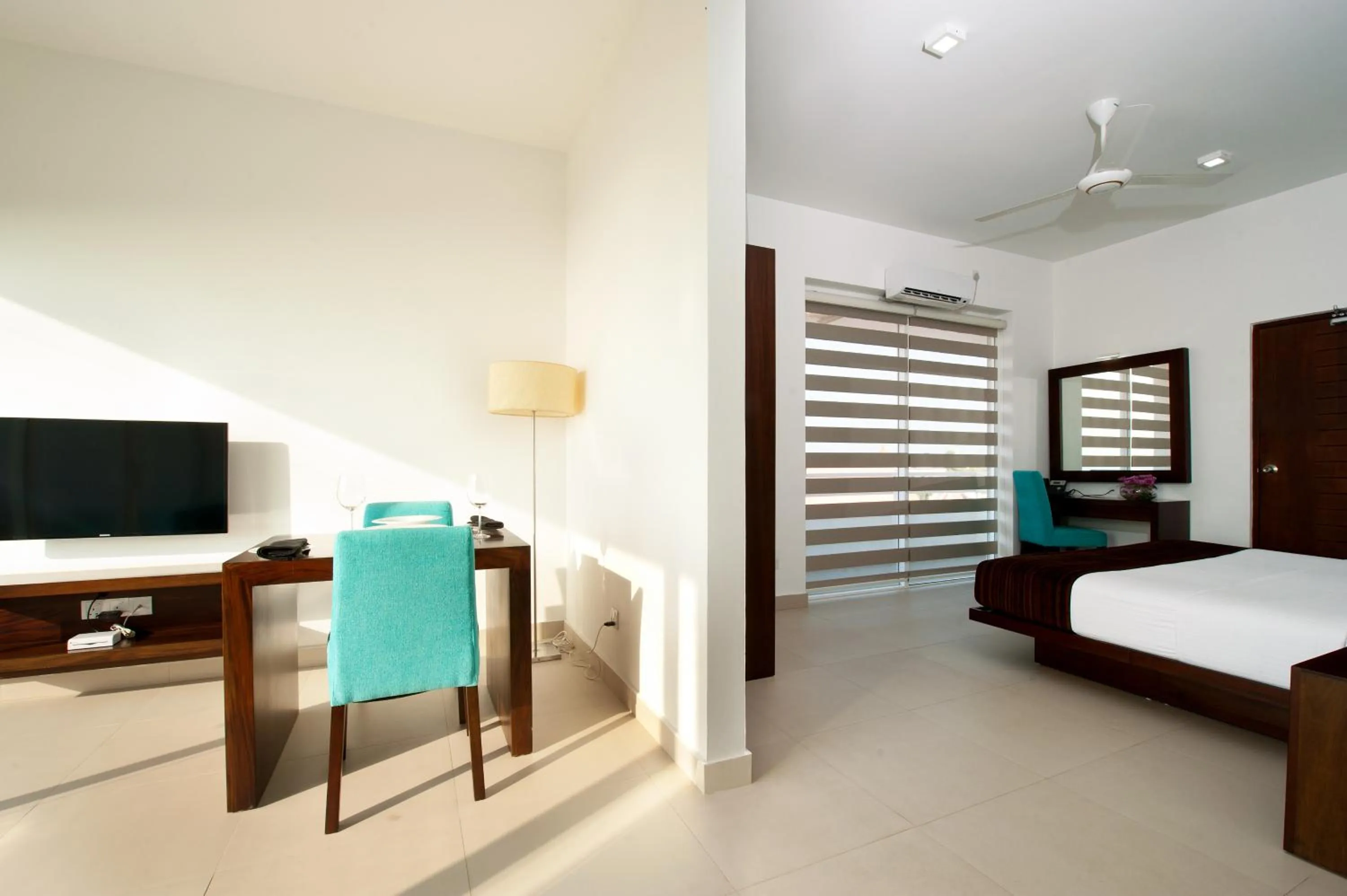 Communal lounge/ TV room, Bed in The Beach Apartments