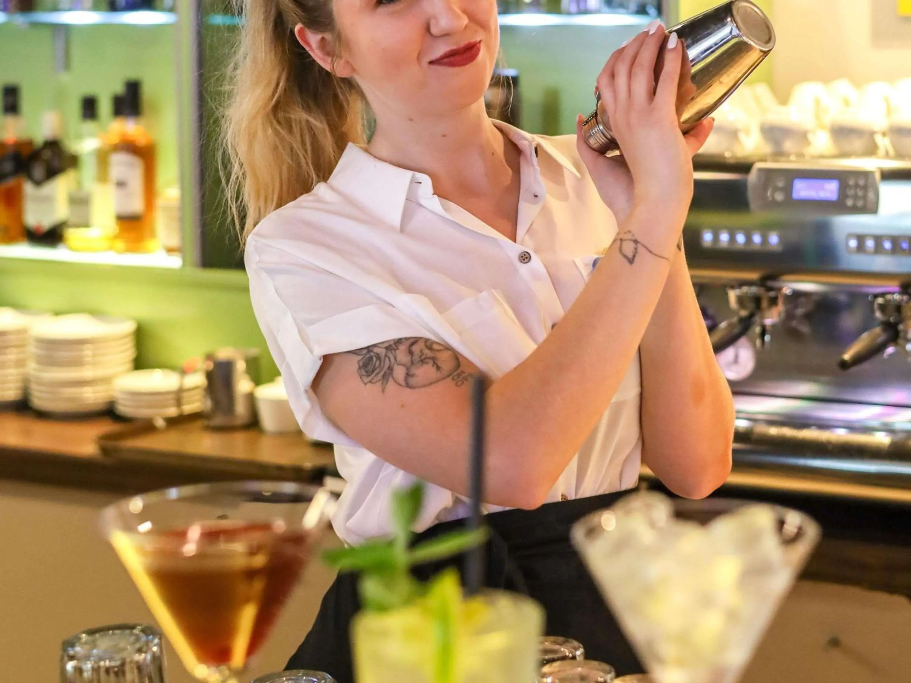 Lounge or bar in Novotel Poznań Malta