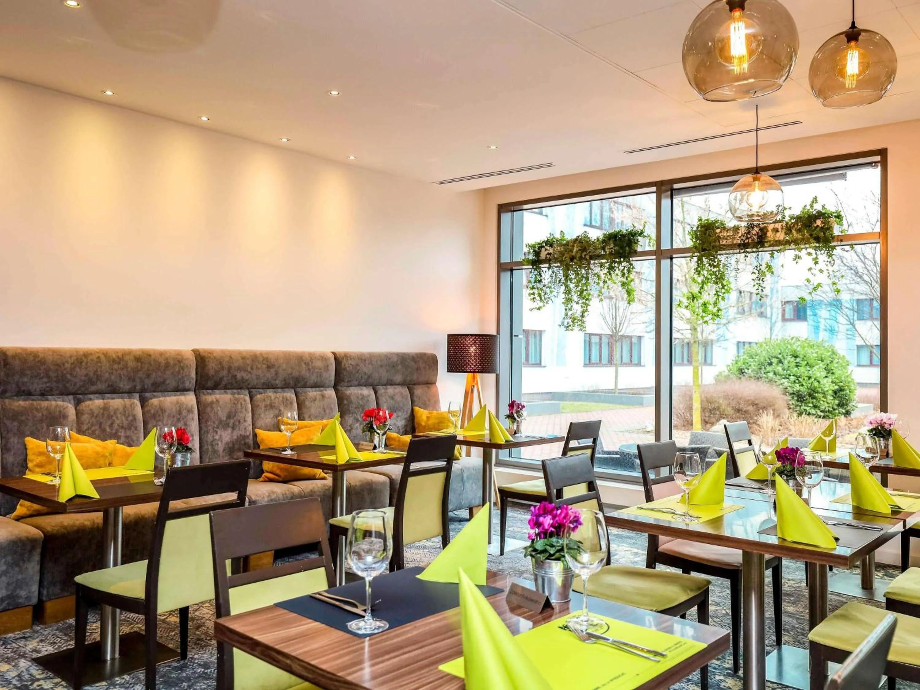 Restaurant/places to eat in Novotel Poznań Malta